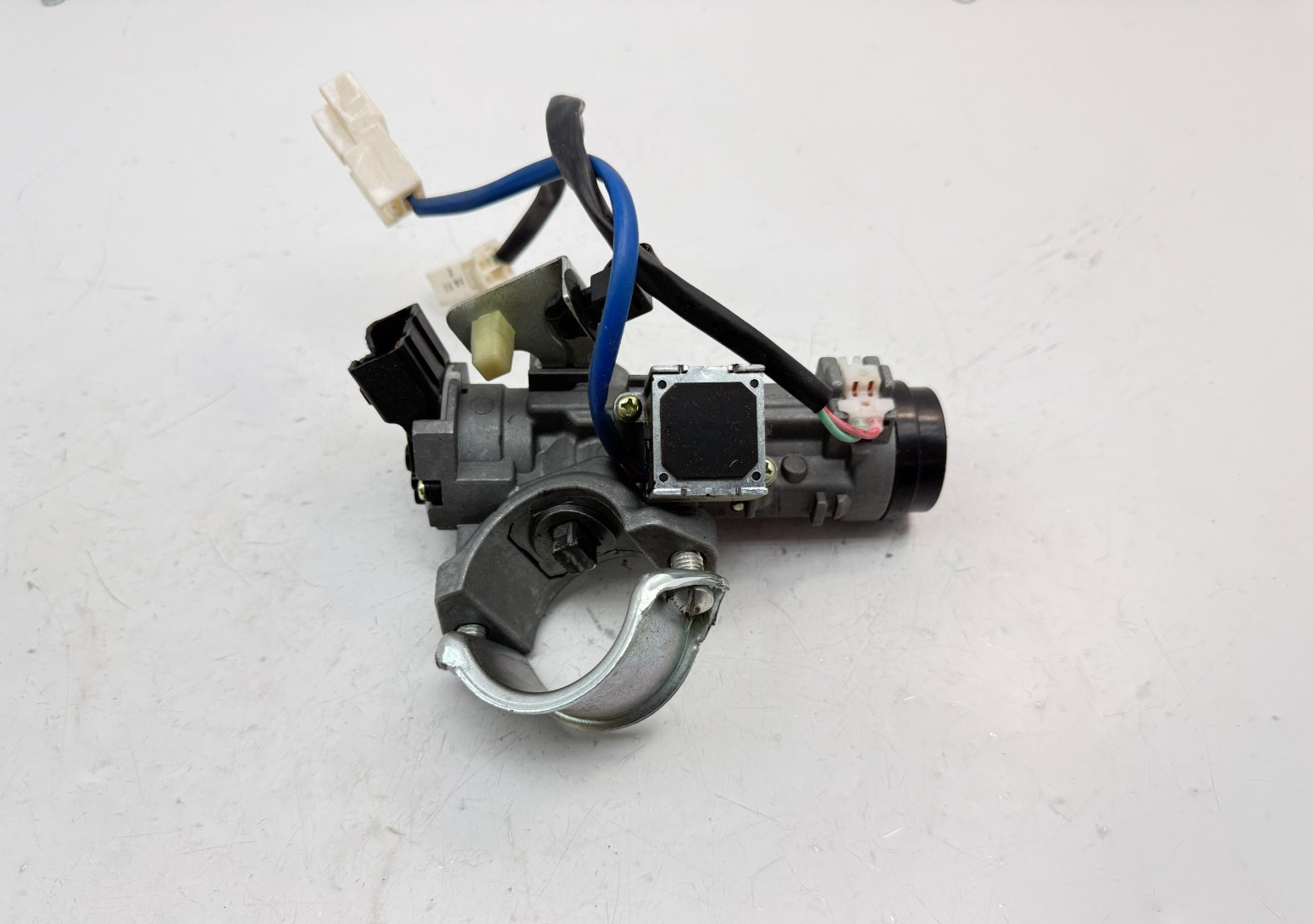 2011-2013 KIA SORENTO IGNITION SWITCH LOCK CYLINDER W/OUT KEY OEM 2011-2013 KIA SORENTO IGNITION SWITCH LOCK CYLINDER W/OUT KEY OEM