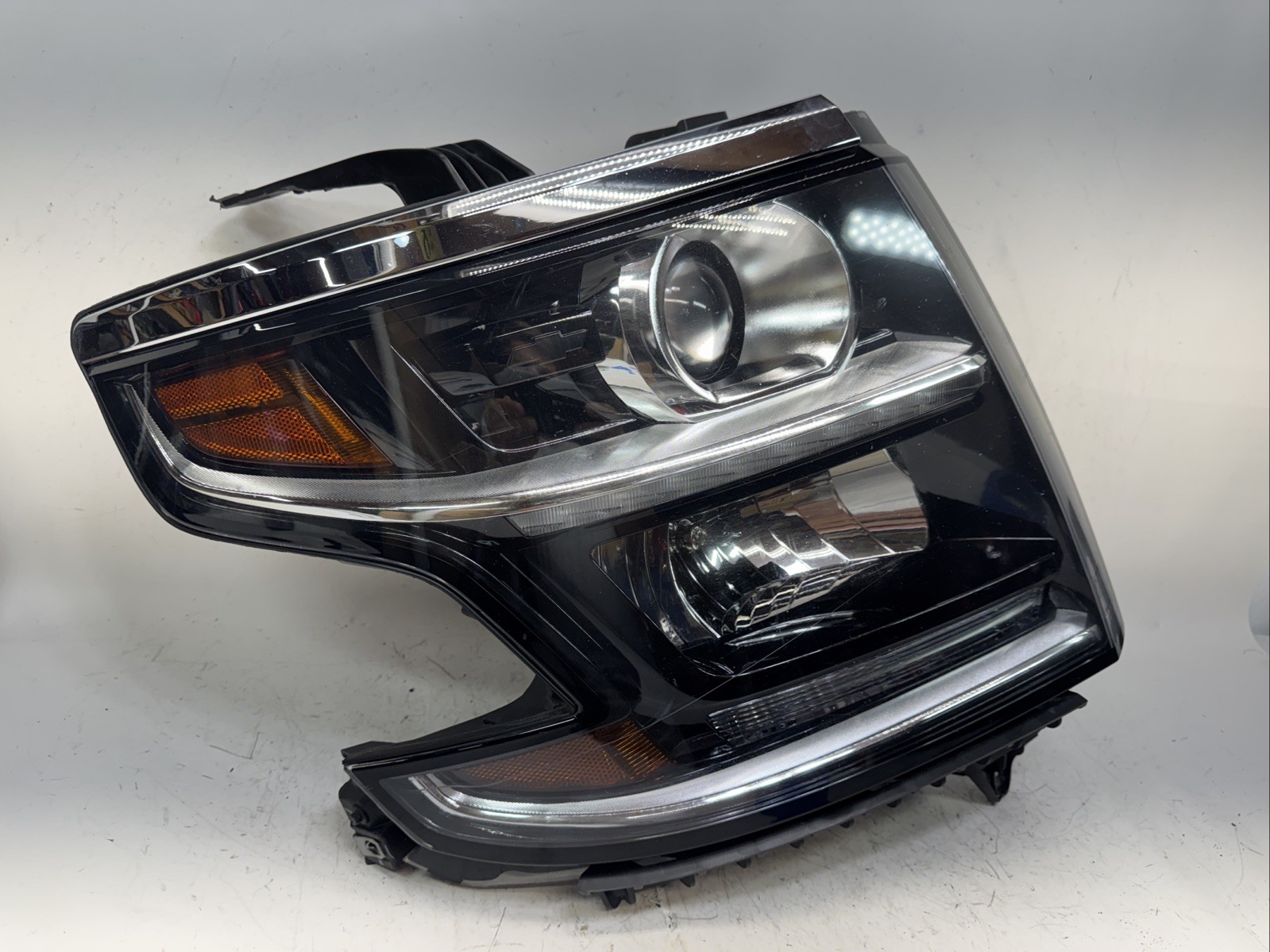 2018 2019 2020 CHEVROLET TAHOE SUBURBAN PASSENGER RIGHT XENON HEADLIGHT OEM RH 2018 2019 2020 CHEVROLET TAHOE SUBURBAN PASSENGER RIGHT XENON HEADLIGHT OEM RH