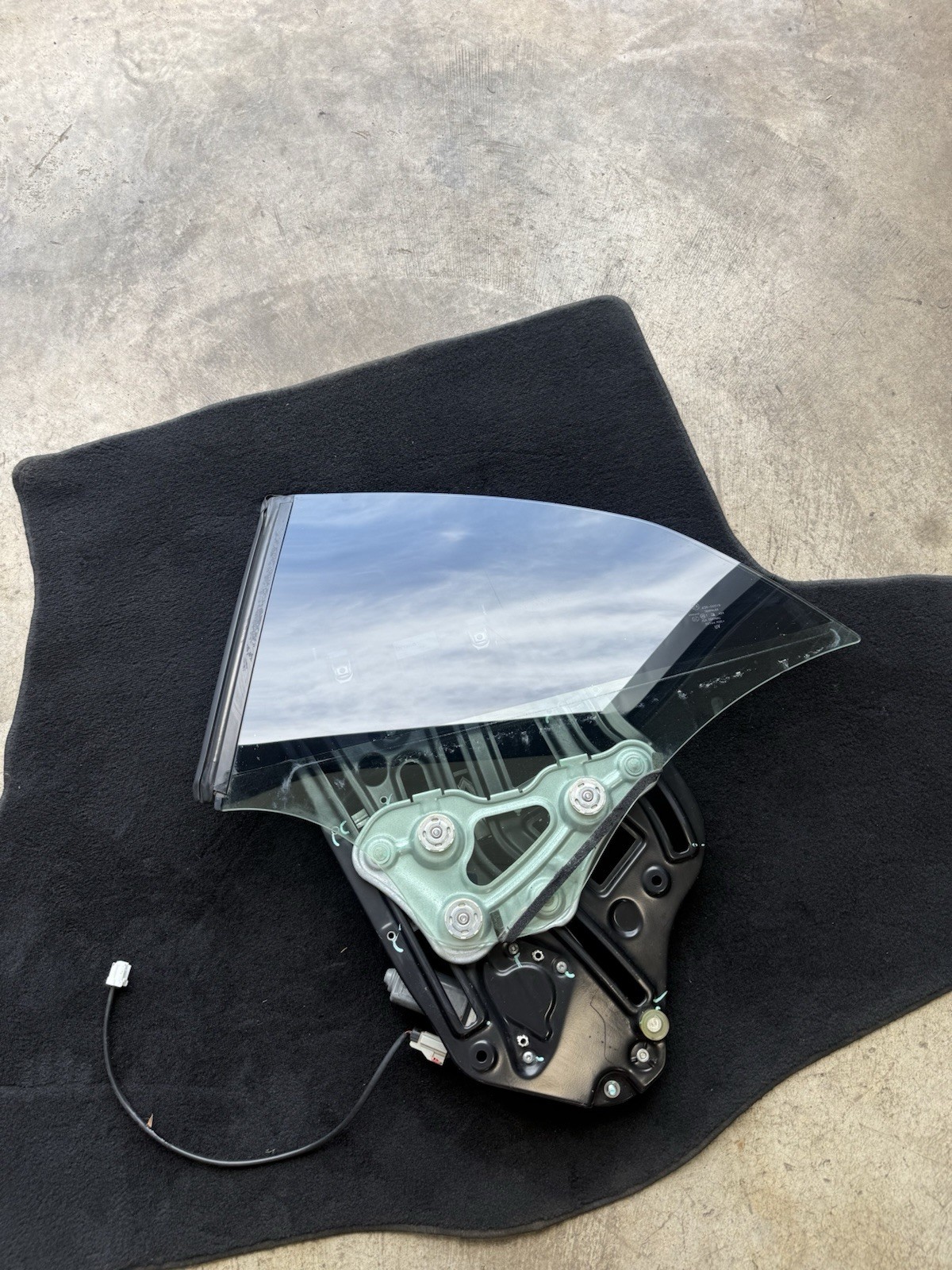 09-15 INFINITI G37 CONVERTIBLE LEFT REAR QUARTER GLASS WINDOW REGULATOR OEM 09-15 INFINITI G37 CONVERTIBLE LEFT REAR QUARTER GLASS WINDOW REGULATOR OEM
