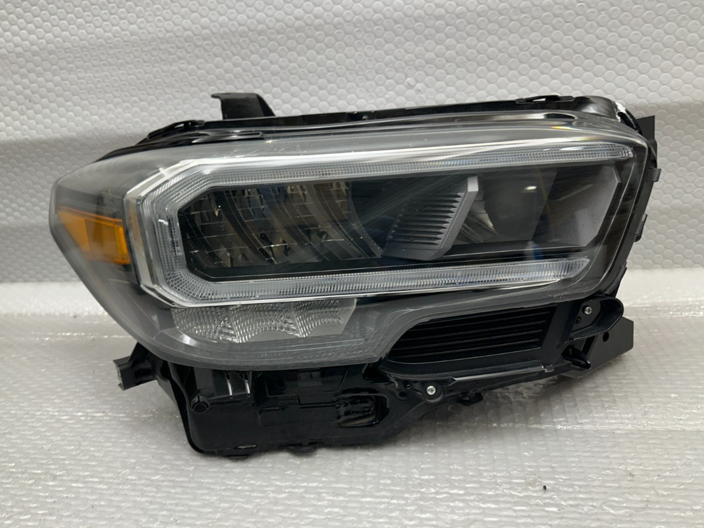 NICE. 2020-2023 TOYOTA TACOMA RIGHT PASSENGER SIDE RH HEADLIGHT LAMP LED OEM NICE. 2020-2023 TOYOTA TACOMA RIGHT PASSENGER SIDE RH HEADLIGHT LAMP LED OEM
