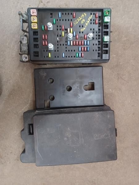 2004-2005 GMC Envoy Engine Fuse Box OEM