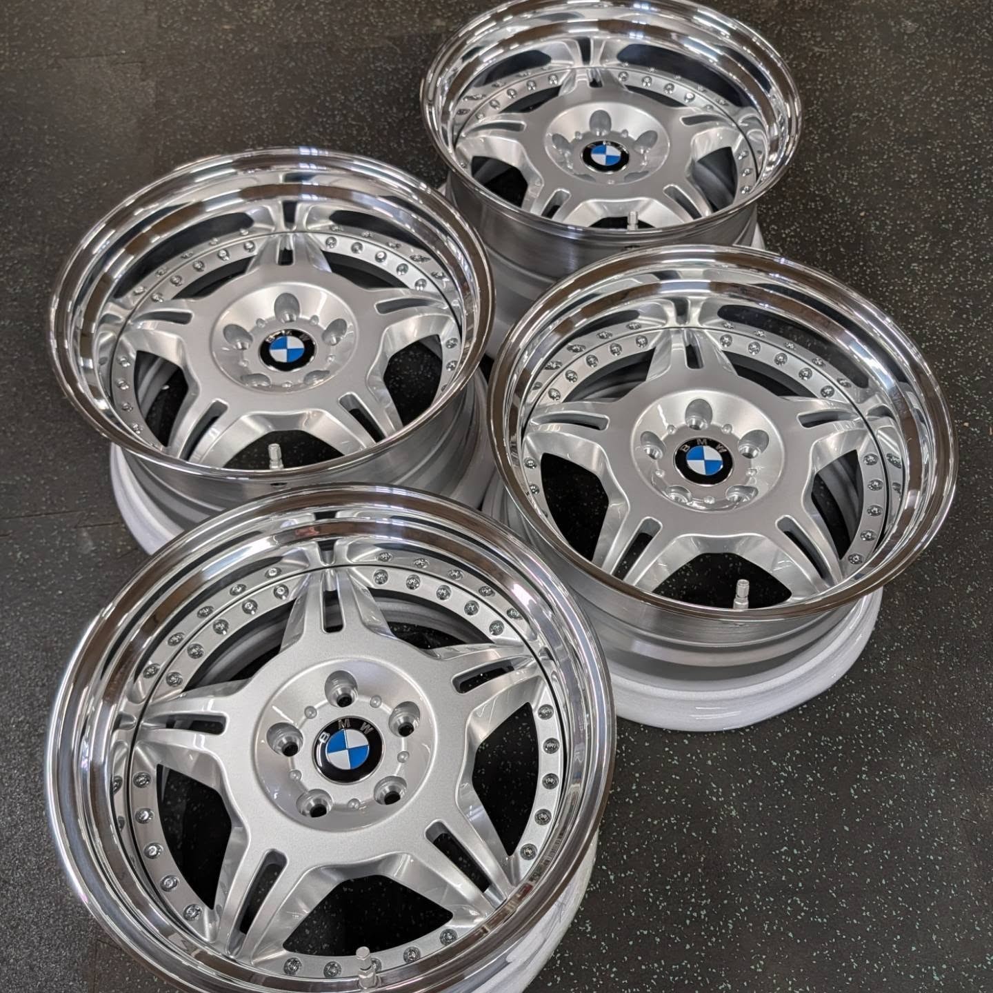 Suitable for BMW E46, E92, E93 and other models. Classic retro two-piece design. Suitable for BMW E46, E92, E93 and other models. Classic retro two-piece design.