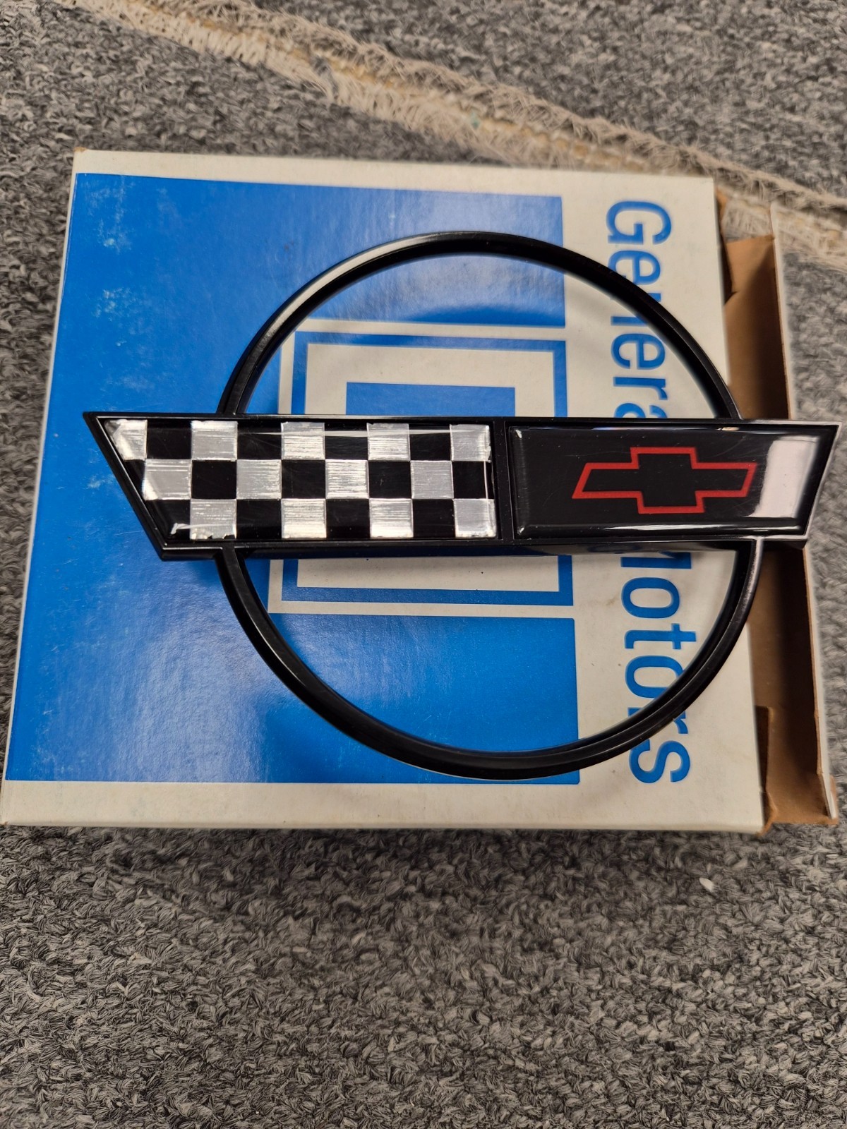NOS 1994 1995 1996 CHEVY CORVETTE REAR FUEL DOOR EMBLEM GM 10198700 OEM NEW NOS 1994 1995 1996 CHEVY CORVETTE REAR FUEL DOOR EMBLEM GM 10198700 OEM NEW