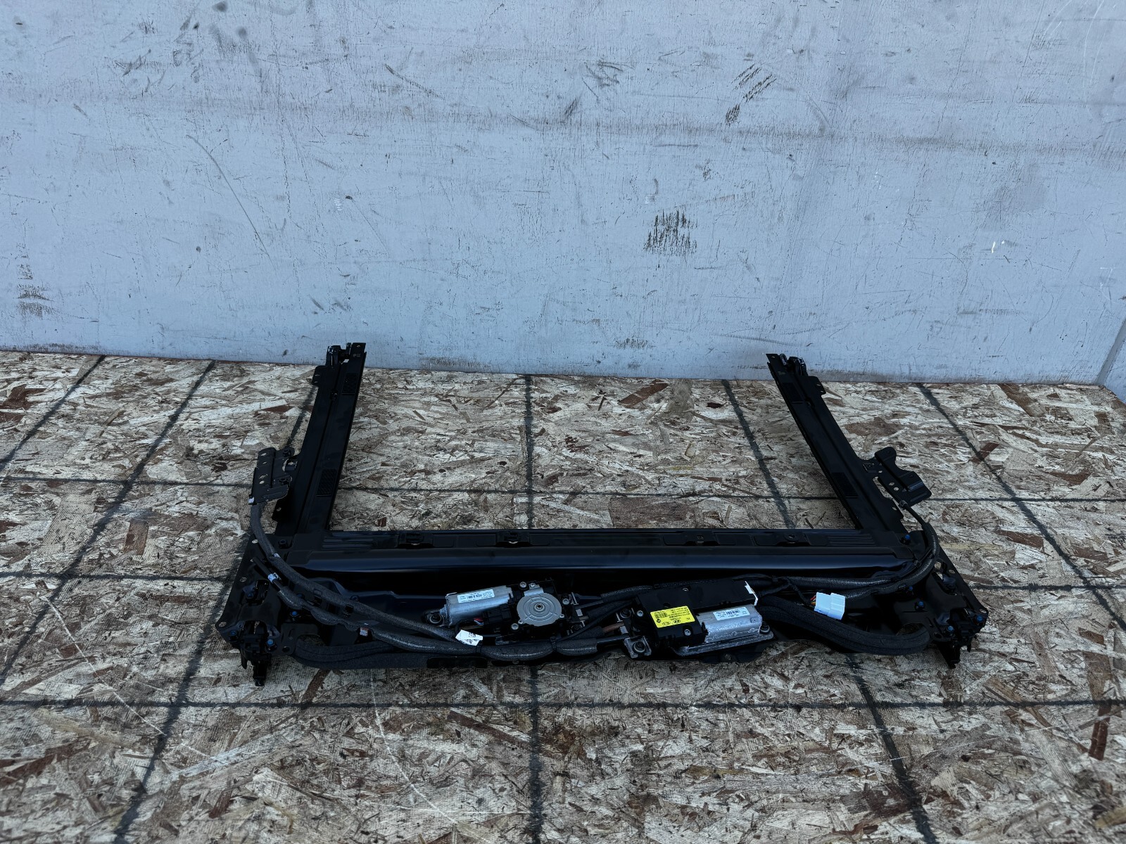 SUNROOF TRACK ASSEMBLY NO SHADE GENESIS G70 OEM (2019-2025) SUNROOF TRACK ASSEMBLY NO SHADE GENESIS G70 OEM (2019-2025)