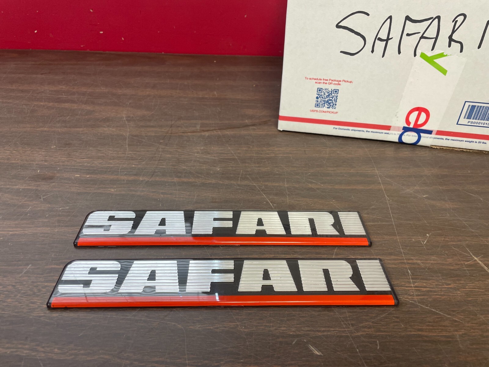 VINTAGE 1980s 1990s SAFARI VAN EMBLEMS PAIR NOS 924 VINTAGE 1980s 1990s SAFARI VAN EMBLEMS PAIR NOS 924
