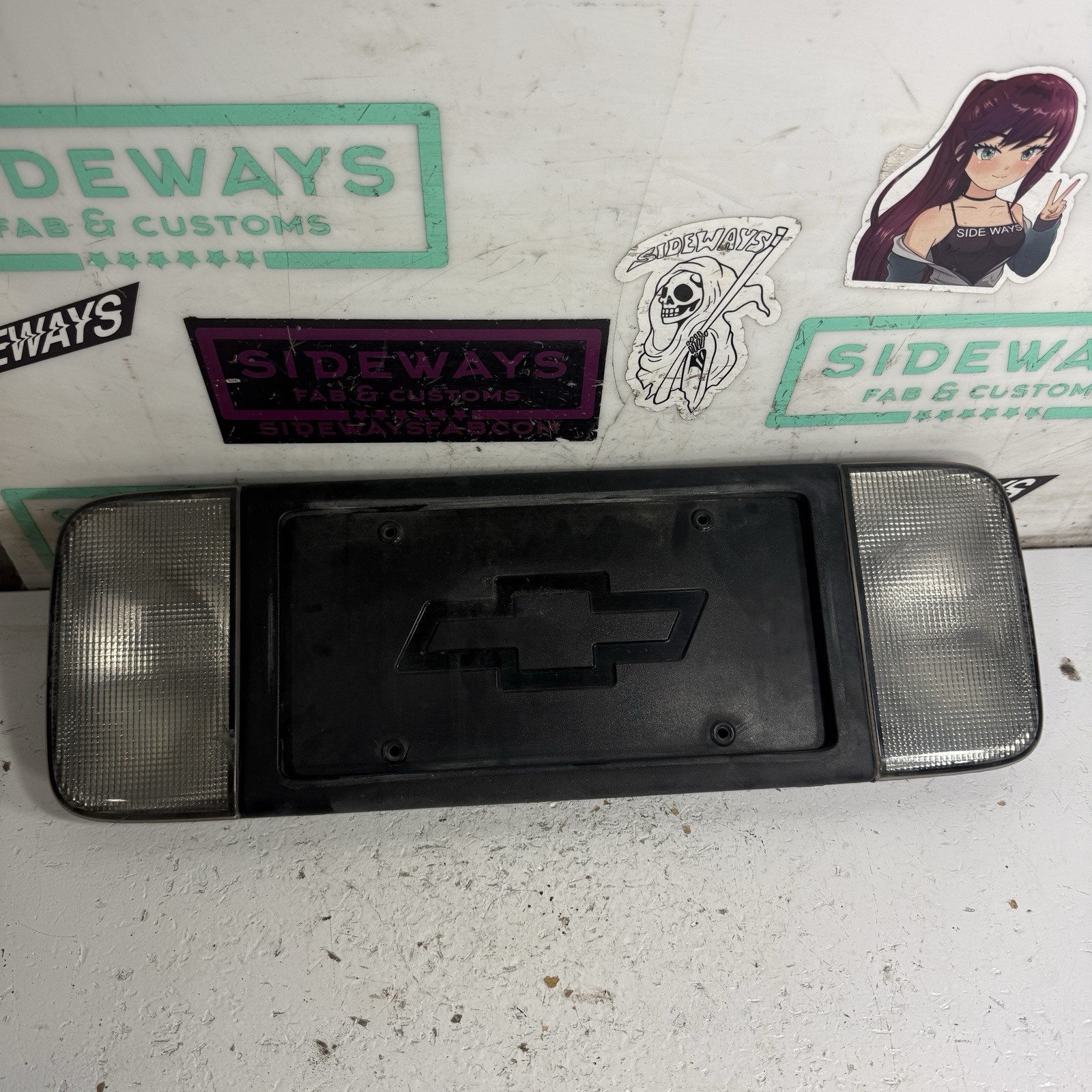 97-04 Chevy Corvette Rear License Plate Lights & Bracket Frame C5