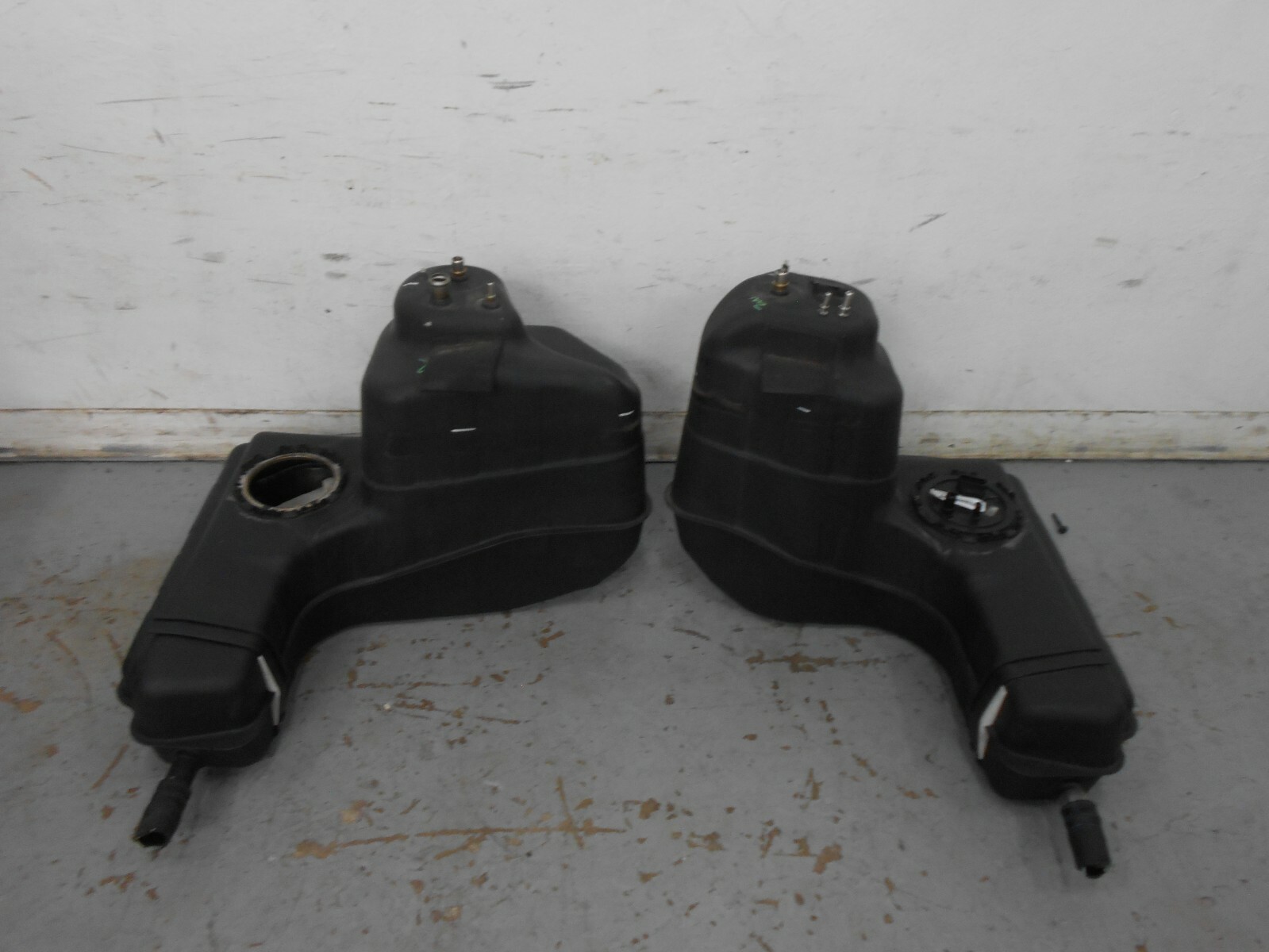 2011 09 10 12 Audi R8 V8 Fuel Tanks   #3068 M5