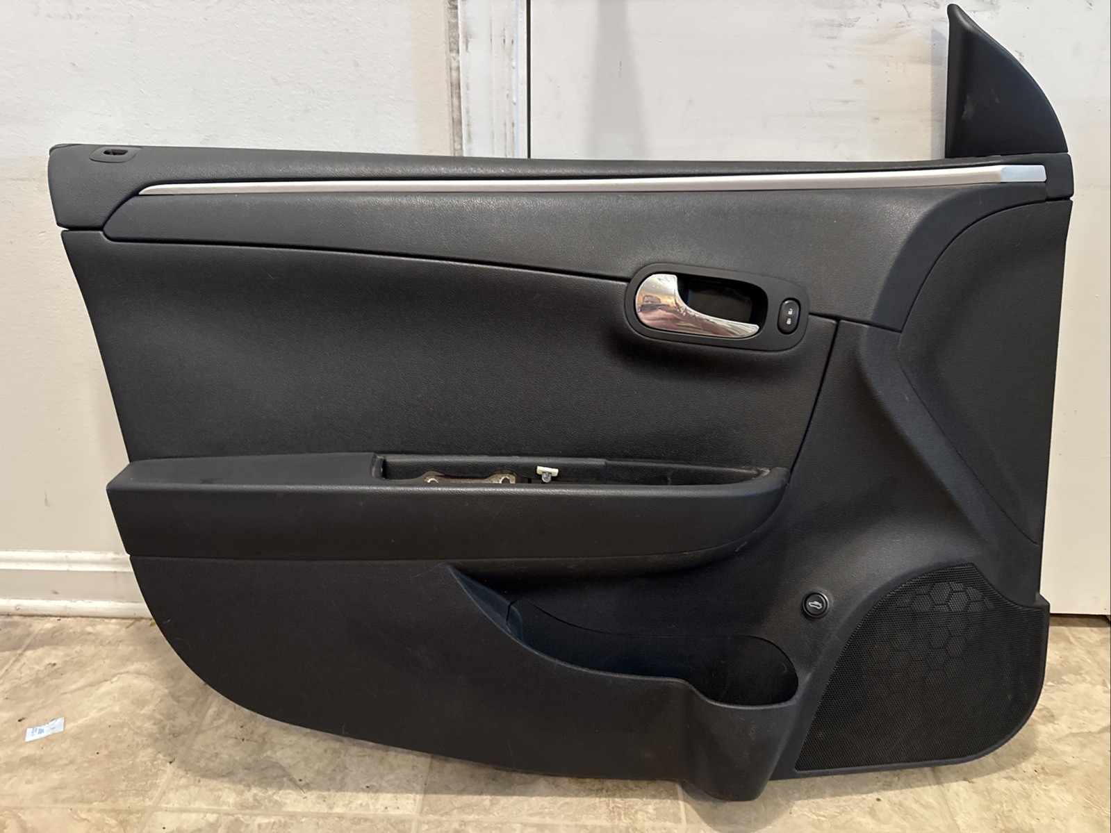 2010 2011 2012  Chevrolet Malibu Front Drivers Side Interior Door Panel Left