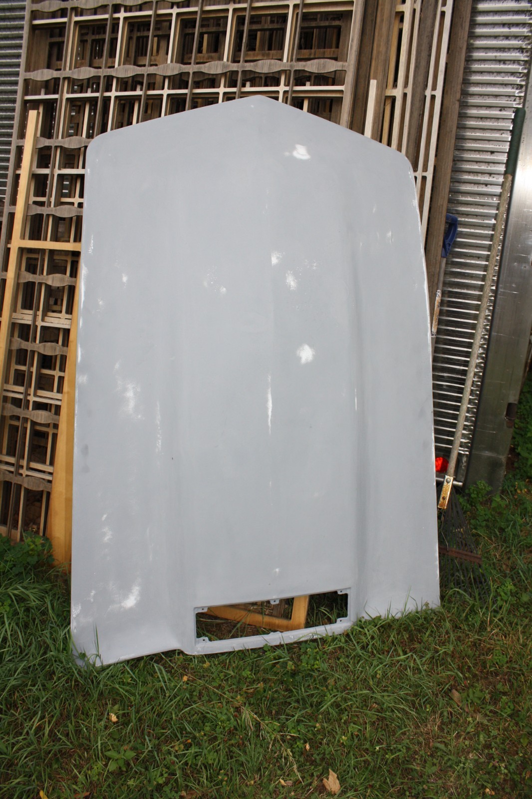 Corvette hood, 1975 C3 original OEM, White. Corvette hood, 1975 C3 original OEM, White.