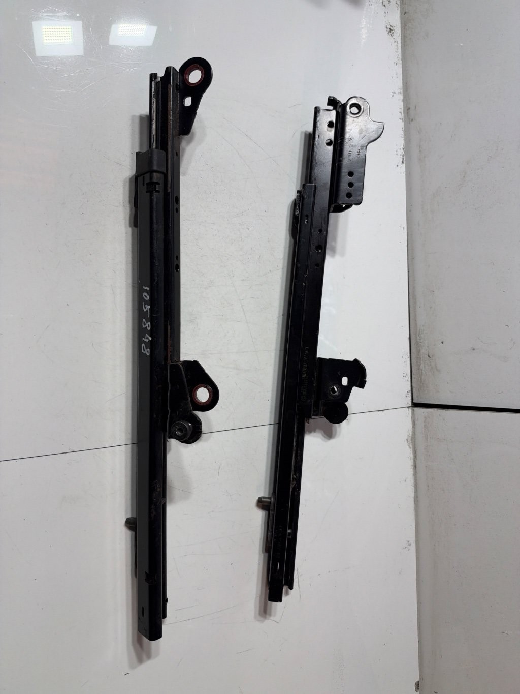11-18 VOLKSWAGEN TOUAREG FRONT RIGHT PASSENGER SEAT TRACK RAILS Q0668 11-18 VOLKSWAGEN TOUAREG FRONT RIGHT PASSENGER SEAT TRACK RAILS Q0668