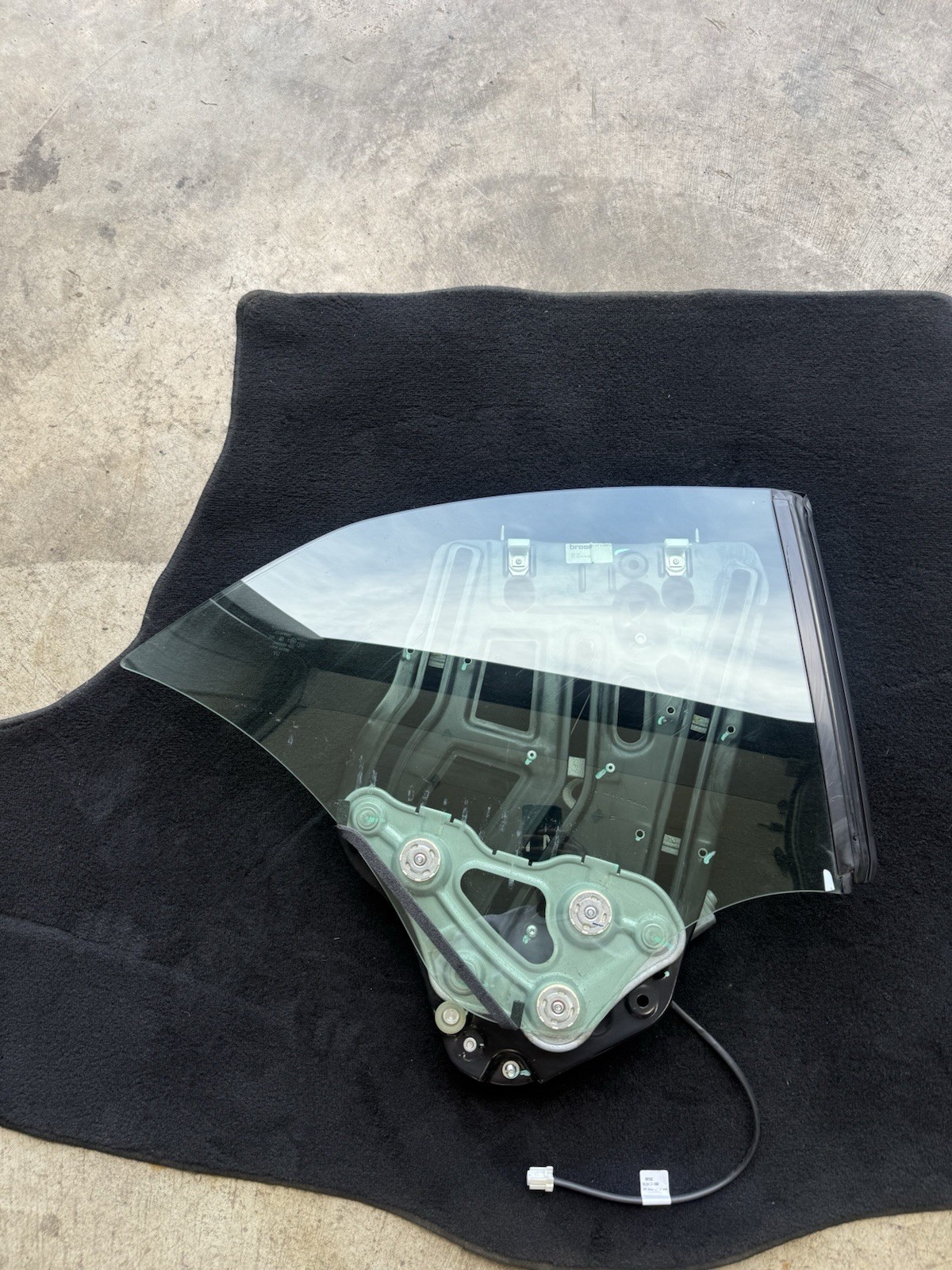 09-15 INFINITI G37 CONVERTIBLE RIGHT REAR QUARTER GLASS WINDOW REGULATOR OEM 09-15 INFINITI G37 CONVERTIBLE RIGHT REAR QUARTER GLASS WINDOW REGULATOR OEM