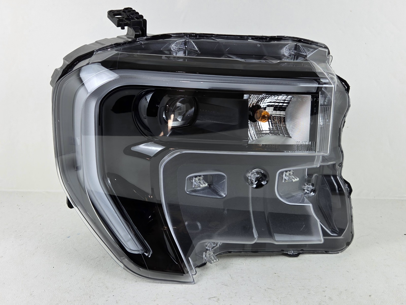 Nice OEM 2025-2026 FORD MAVERICK RIGHT PASSENGER SIDE LED PROJECTOR HEADLIGHT