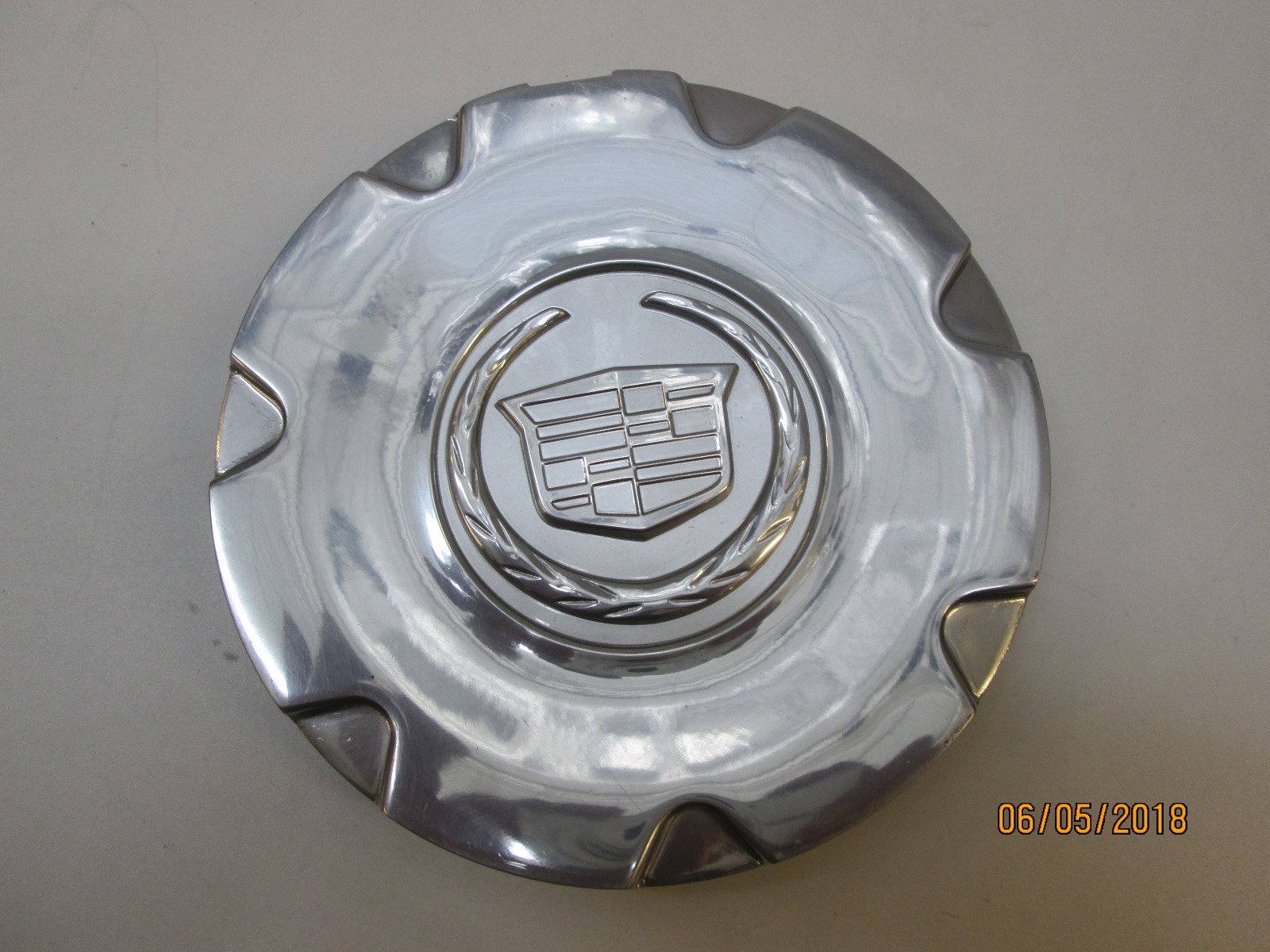 ONE USED CADILLAC GM 9595622 OEM CENTER CAP ONE USED CADILLAC GM 9595622 OEM CENTER CAP