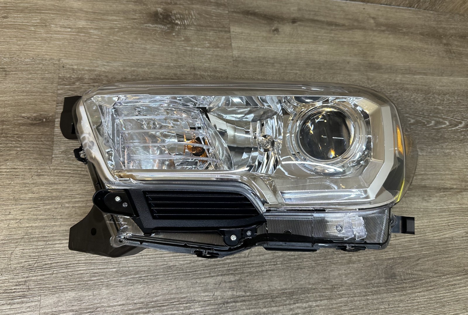 2016-23 TOYOTA TACOMA LH SIDE PROJECTOR HALOGEN HEADLIGHT OEM