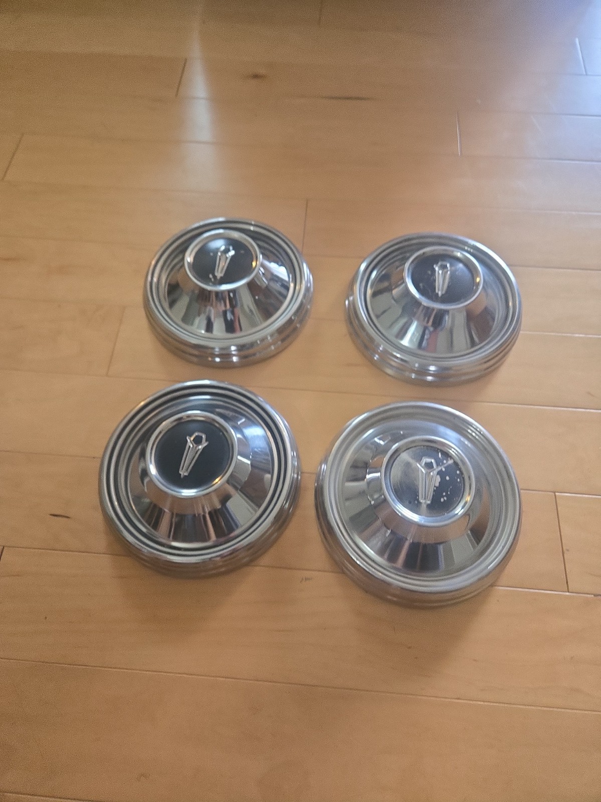 VINTAGE 1967-69 PLYMOUTH BARRACUDA GTX ROAD RUNNER DOG DISH HUBCAPS HUB CAPS VINTAGE 1967-69 PLYMOUTH BARRACUDA GTX ROAD RUNNER DOG DISH HUBCAPS HUB CAPS
