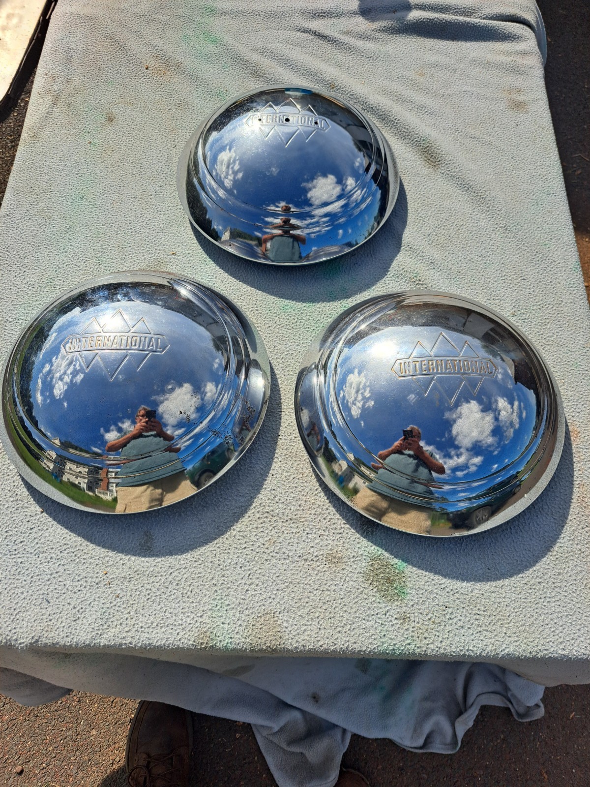 RARE 1940S 1950S INTERNATIONAL IH KB 11 3/4 HUBCAPS SET 3 RARE 1940S 1950S INTERNATIONAL IH KB 11 3/4 HUBCAPS SET 3