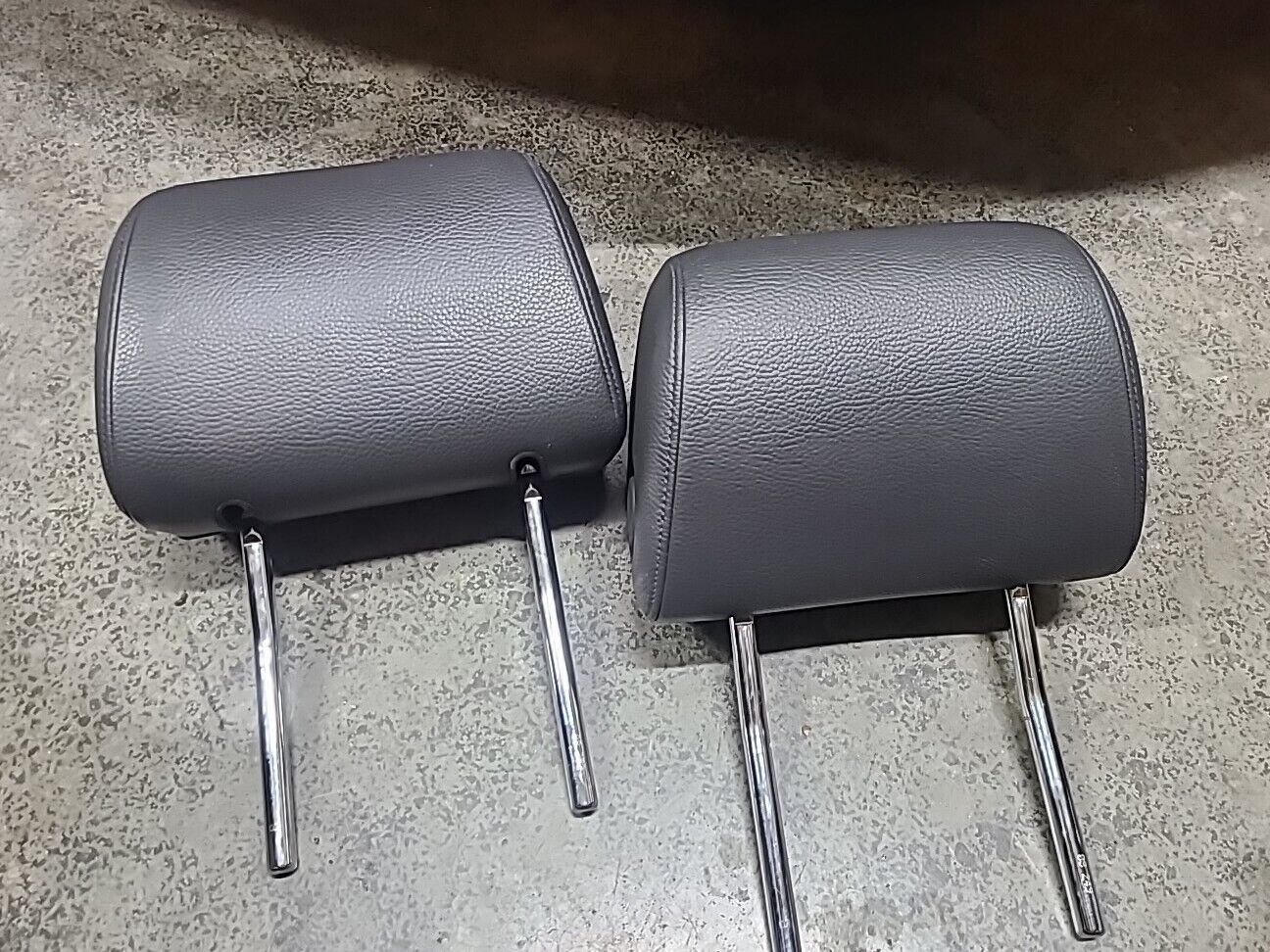 04-10 Volkswagen Touareg Front 2 Piece Headrest Head Rest Set Tan Leather OEM