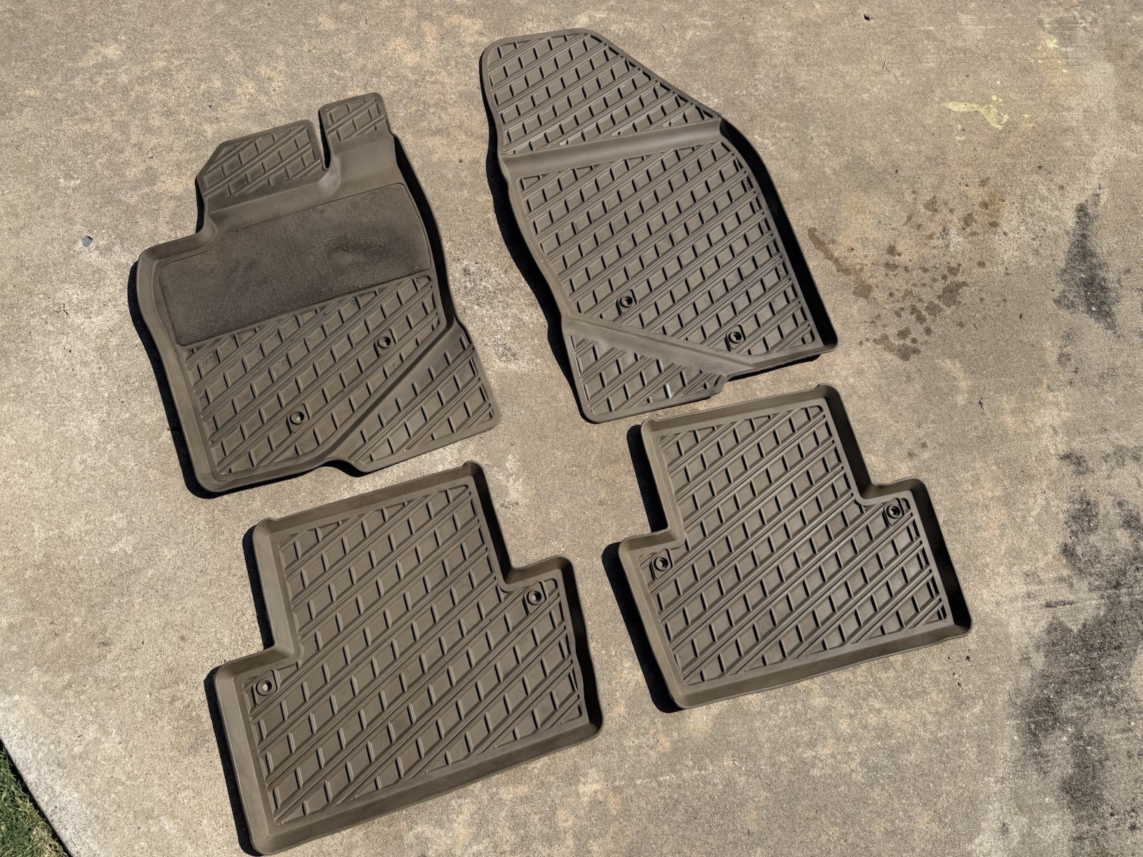 2001-2007 Volvo XC70/V70 All Weather Beige/Oak Floor Mats Rubber OEM 2001-2007 Volvo XC70/V70 All Weather Beige/Oak Floor Mats Rubber OEM