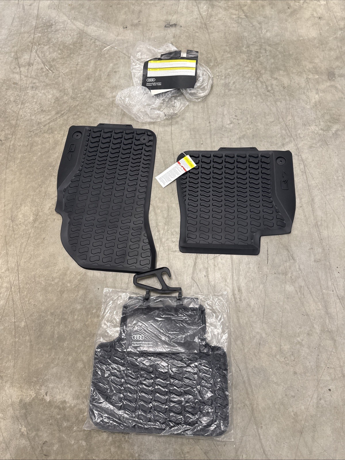 New Rare Audi Q7 all-weather rubber Genuine floor mats Complete Blackout New Rare Audi Q7 all-weather rubber Genuine floor mats Complete Blackout