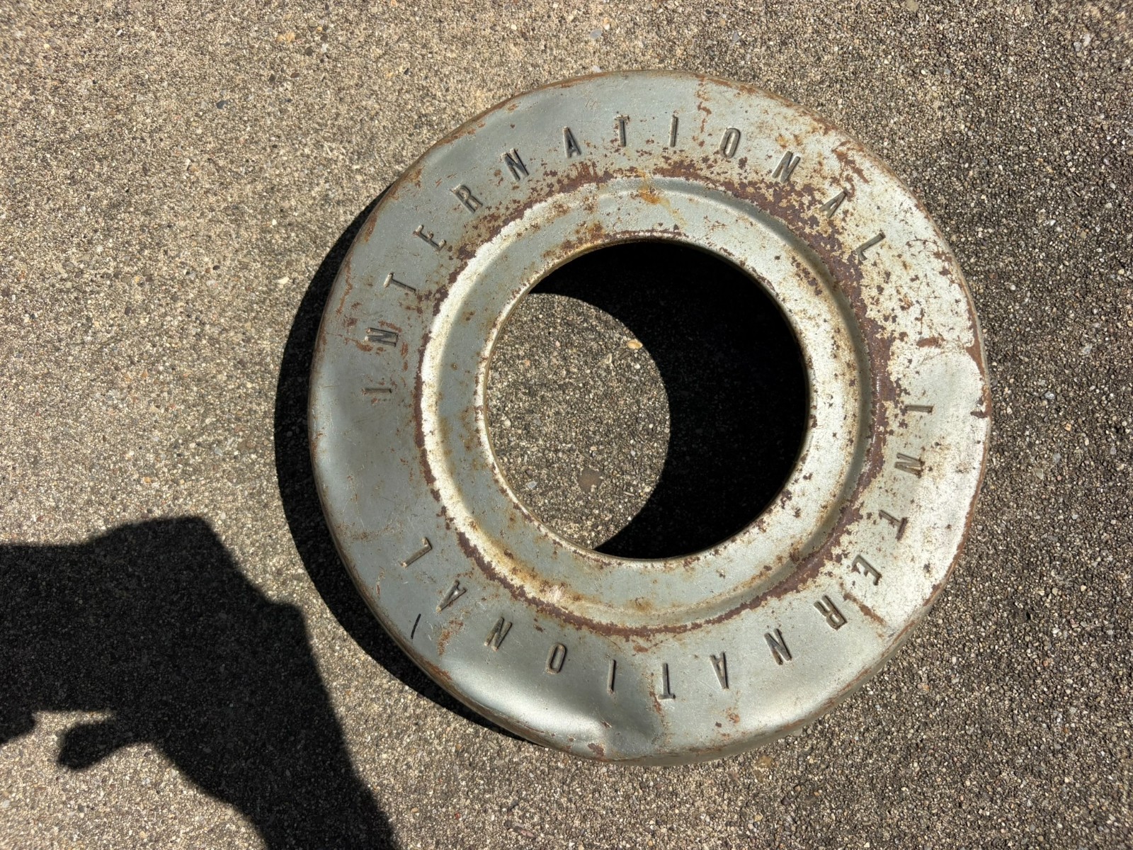 (1) 1969-1975 International Harvester Travelall 3/4-Ton Truck Dog Dish Hubcap