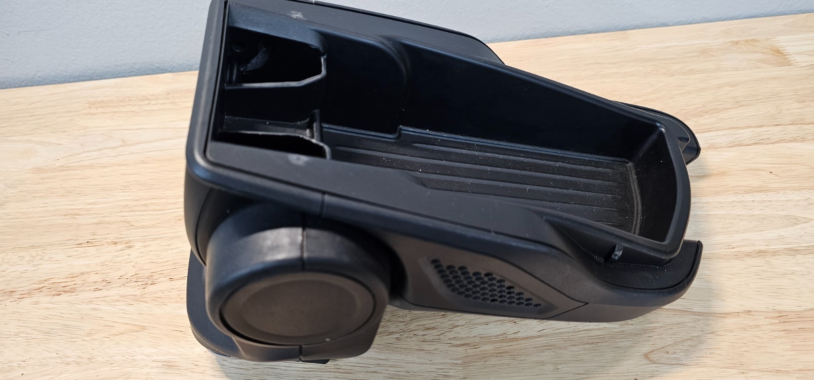 2016 - 2022 BMW X1 CENTER CONSOLE ARM REST BOTTOM HALF ONLY ( 2016 BMW X1 28i) 2016 - 2022 BMW X1 CENTER CONSOLE ARM REST BOTTOM HALF ONLY ( 2016 BMW X1 28i)