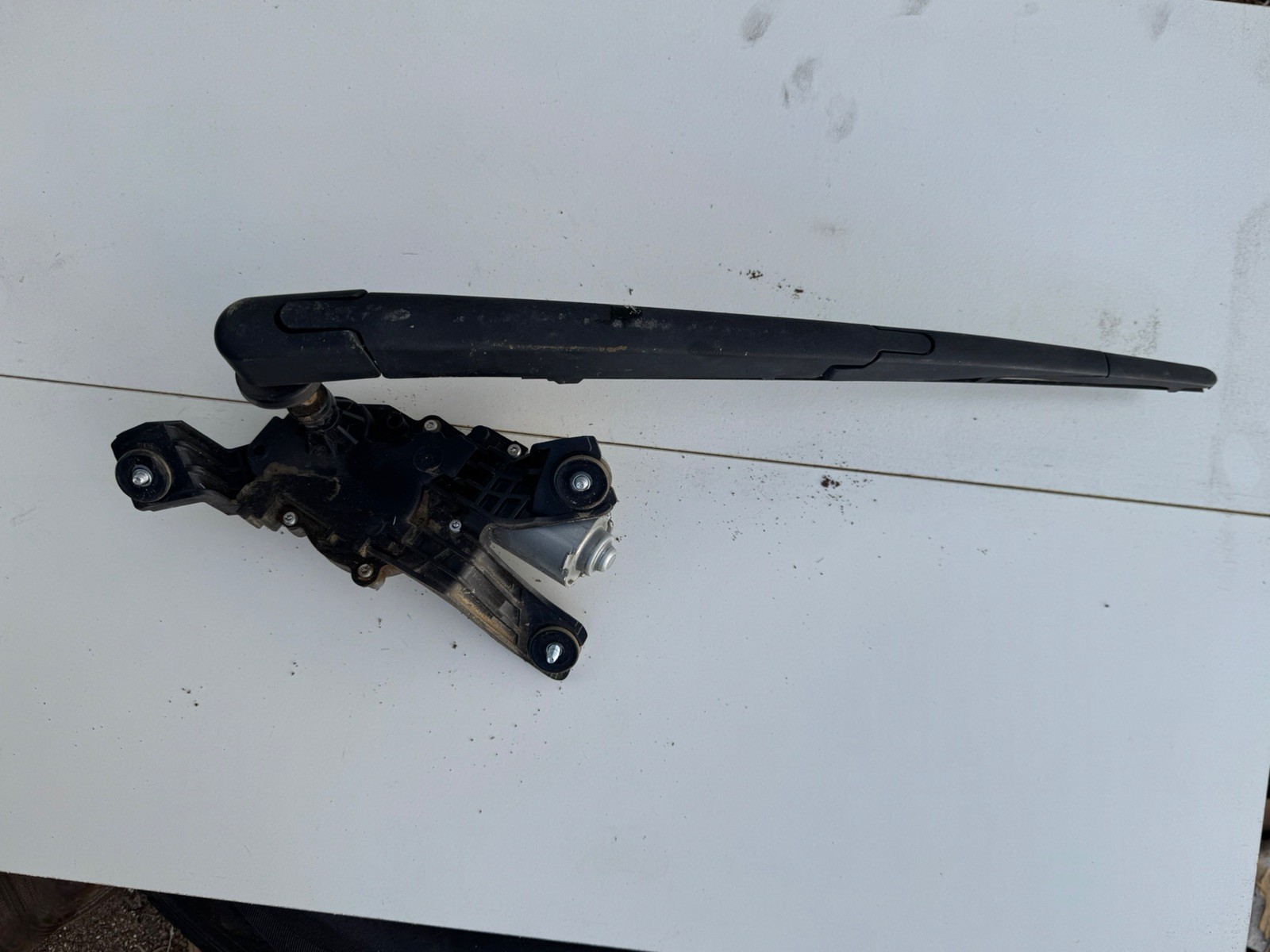 20 21 22 Kia Telluride Rear Trunk Windshield Wiper Motor W/Arm 1696 OEM 20 21 22 Kia Telluride Rear Trunk Windshield Wiper Motor W/Arm 1696 OEM