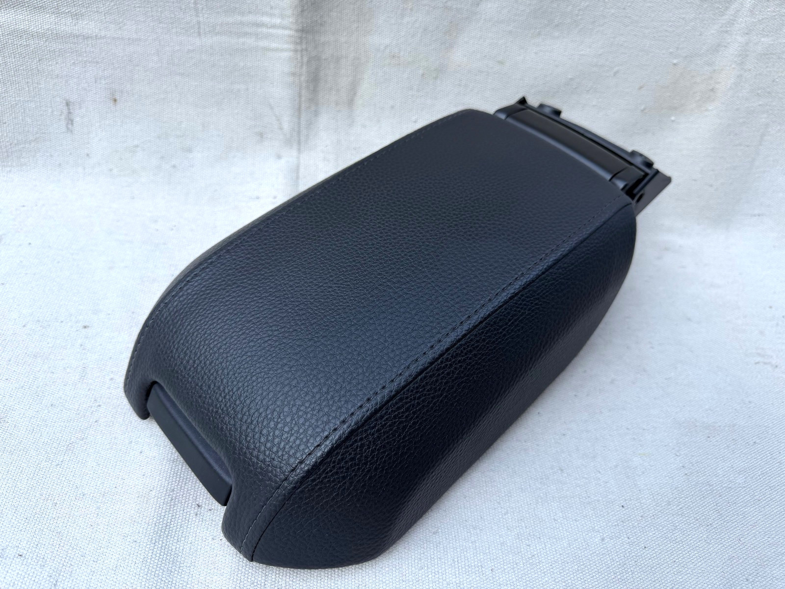 2003-2014 Volvo XC90 Center Console Armrest Lid Cover Leather Black OEM 2003-2014 Volvo XC90 Center Console Armrest Lid Cover Leather Black OEM