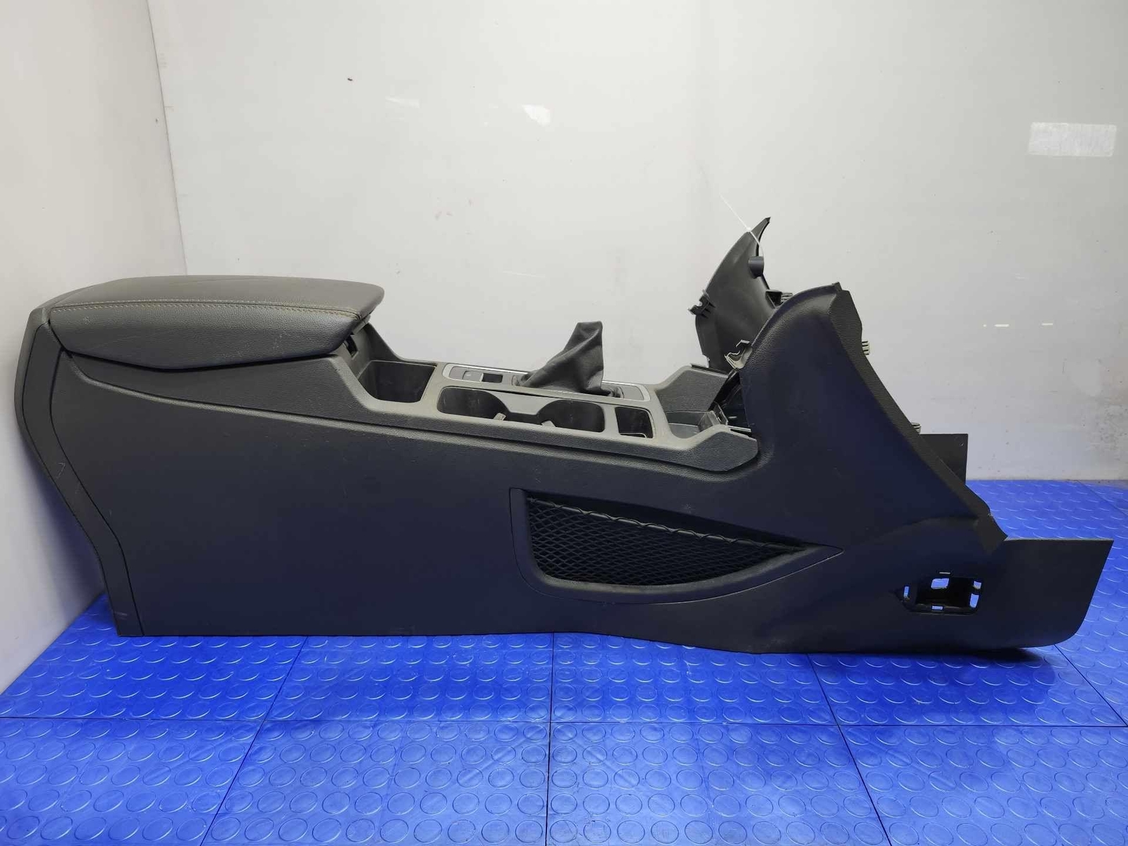 17-19 Ford Escape SE Center Floor Console Assembly Black Vinyl Genuine OEM