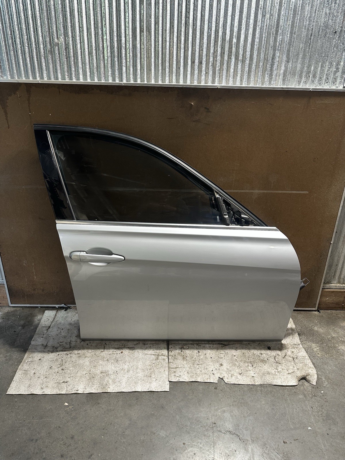 2012-2018 BMW 335I F30 FRONT RIGHT DOOR PASSENGER SIDE ASSEMBLY Gray OEM 91701 2012-2018 BMW 335I F30 FRONT RIGHT DOOR PASSENGER SIDE ASSEMBLY Gray OEM 91701