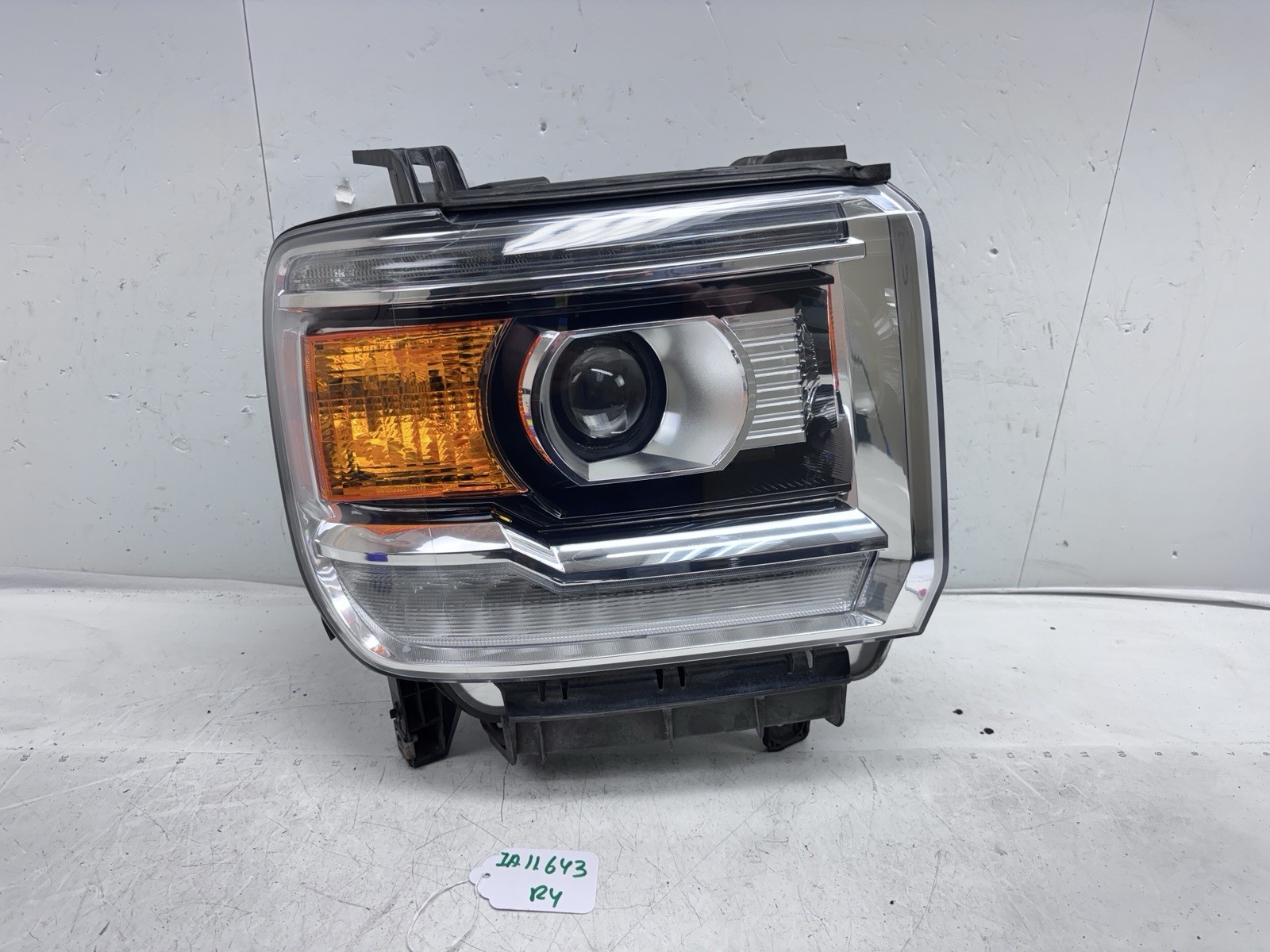 2014-2019 GMC Sierra 1500 2500 3500 Halogen LED Right OEM Headlight 23130716 2014-2019 GMC Sierra 1500 2500 3500 Halogen LED Right OEM Headlight 23130716
