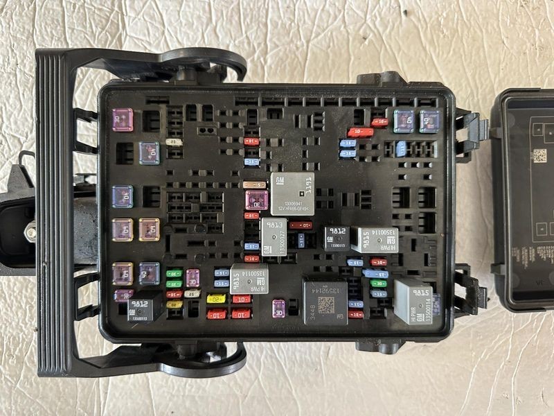 2015-2019 GMC Sierra 2500 3500 Pickup Engine Fuse Box Assembly ID 84303174 OEM