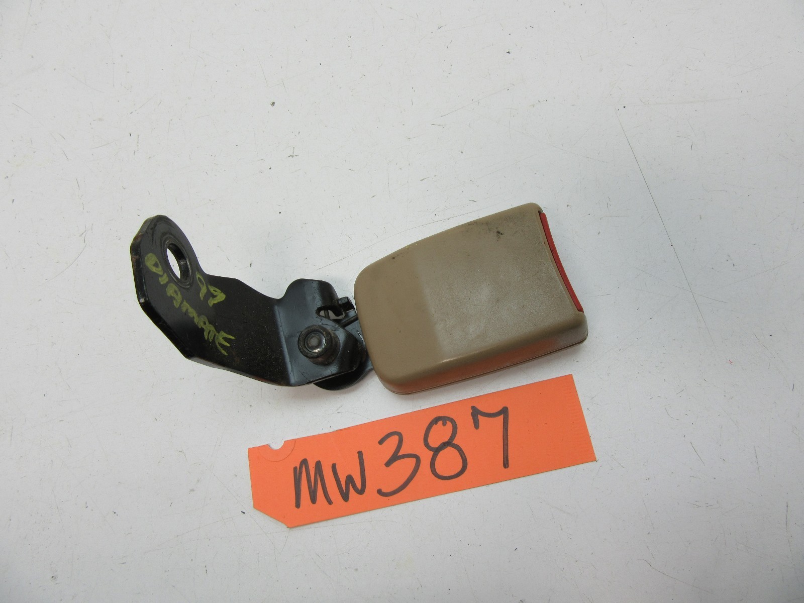 97-03 DIAMANTE BACK LEFT REAR SEAT BELT BUCKLE SEATBELT LATCH RECEIVER DRIVER L