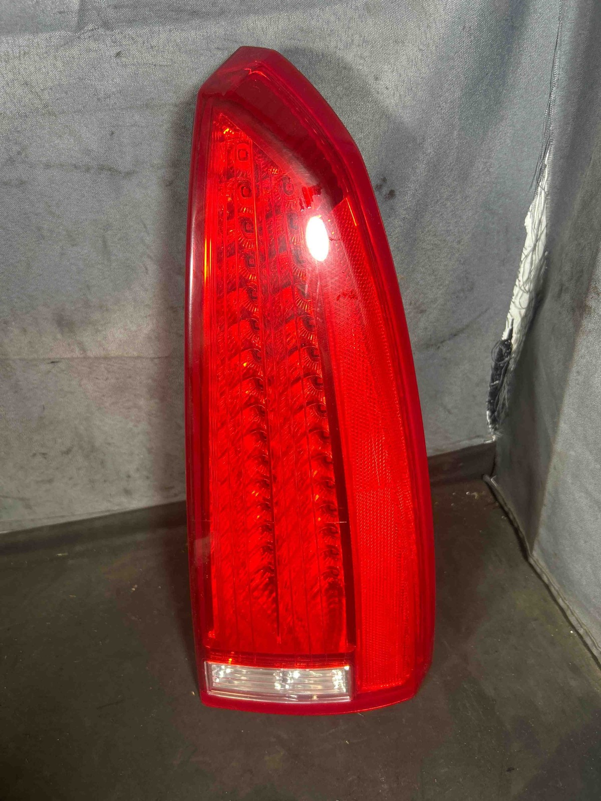 Fits 2006-2011 Cadillac DTS Right Tail Light OEM:15858152