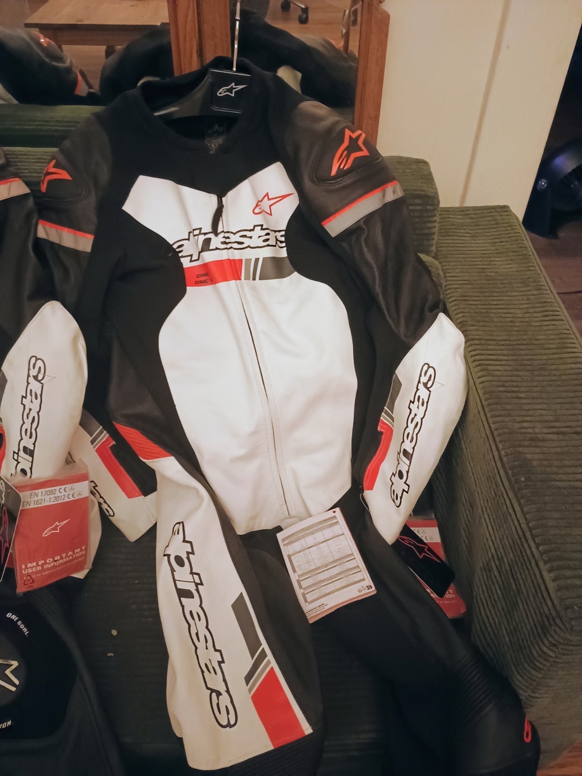 Alpinestars Missile v2 Leather One-Piece Suit US 46 Euro 56 Alpinestars Missile v2 Leather One-Piece Suit US 46 Euro 56