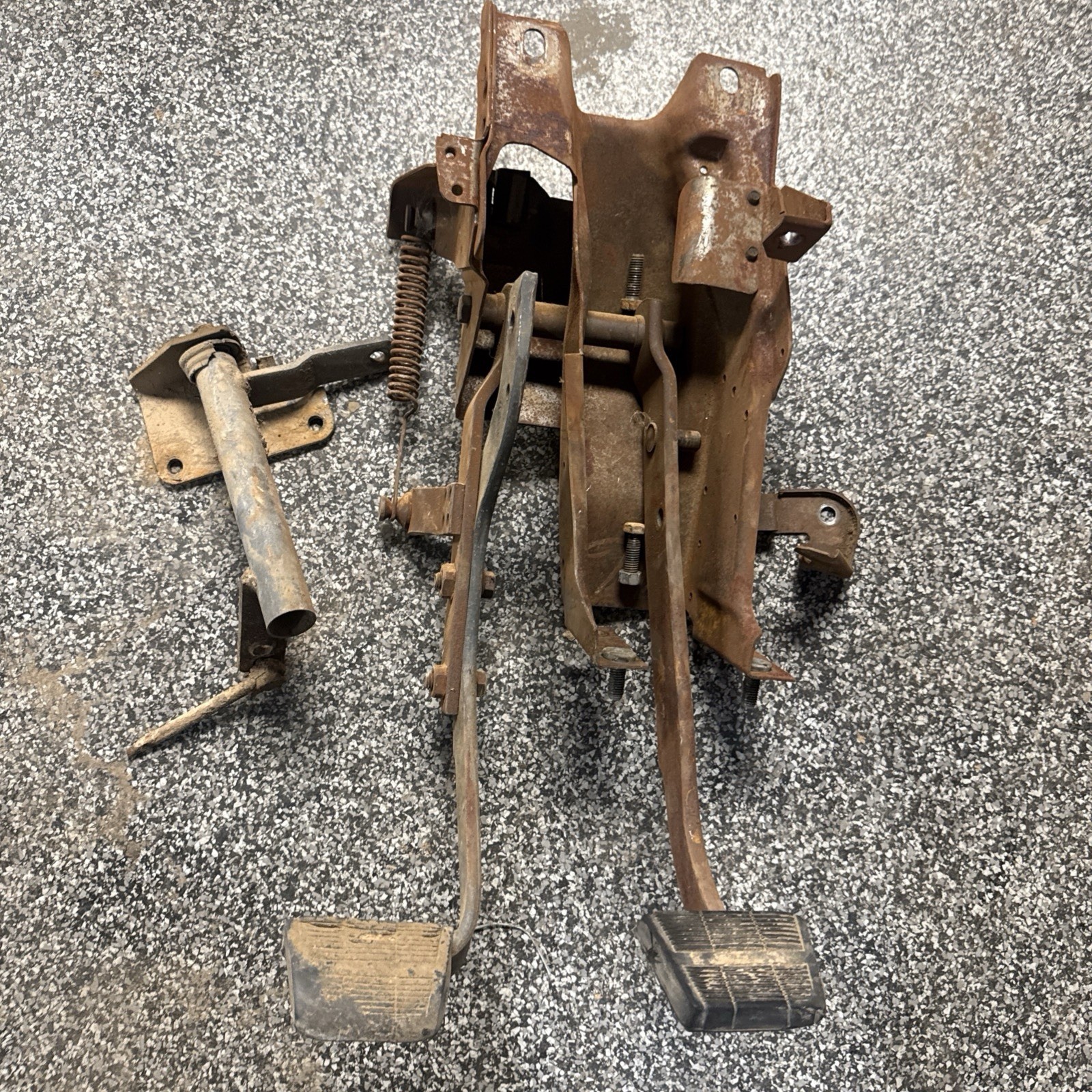 1973-85 Chevy Squarebody C/K10-30 K5 Blazer MANUAL CLUTCH PEDAL ASSEMBLY OEM 1973-85 Chevy Squarebody C/K10-30 K5 Blazer MANUAL CLUTCH PEDAL ASSEMBLY OEM