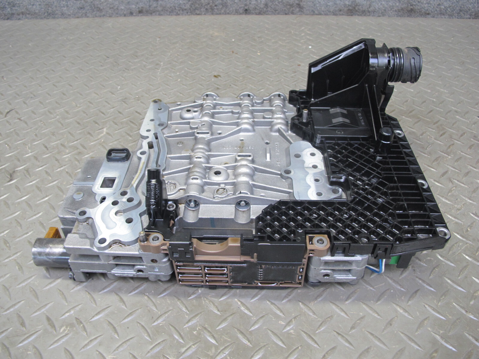 2012-2014 BMW E71 X6M 6HP-26Z TRANSMISSION VALVE BODY MECHATRONIC 1068427229
