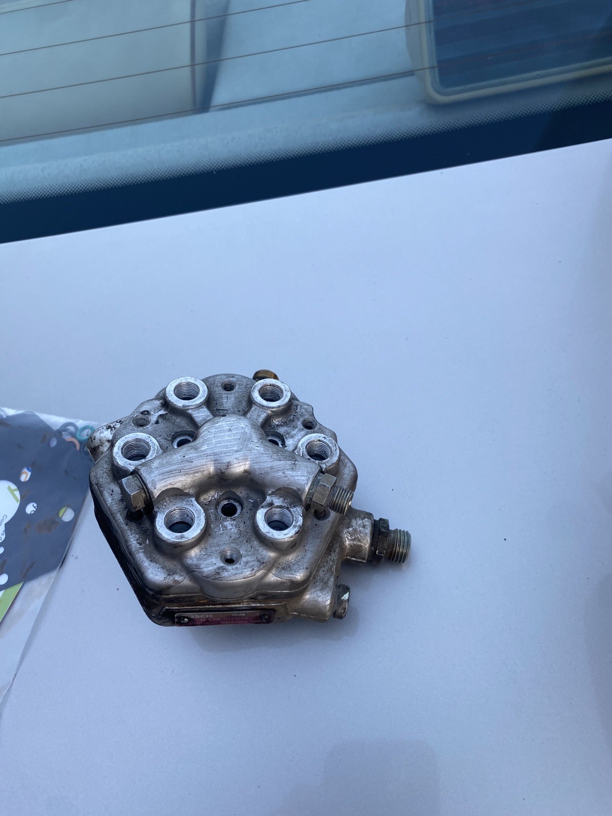 1986-1993 Mercedes W201 260E 300E 300SE W124 Fuel Distributor 0438101012