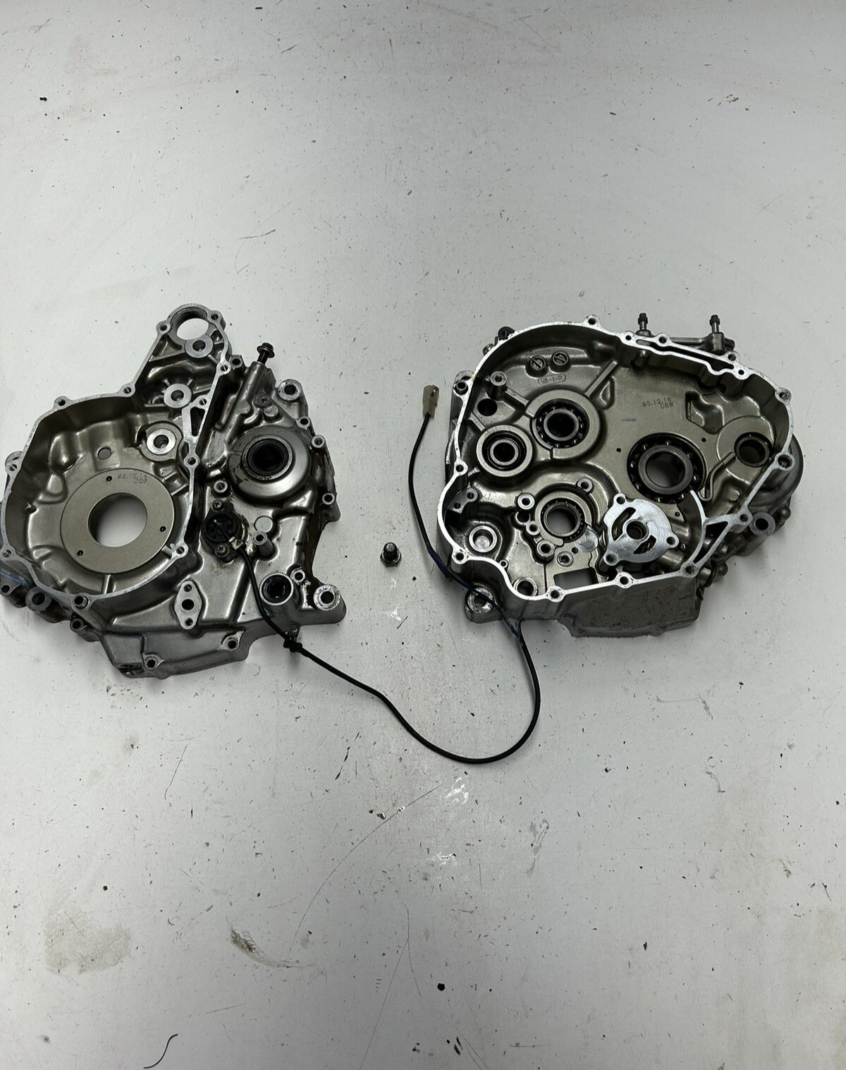 1994 94 Suzuki DR350SE Dr 350 se OEM GOOD Crankcase Cases Case Engine Motor L R