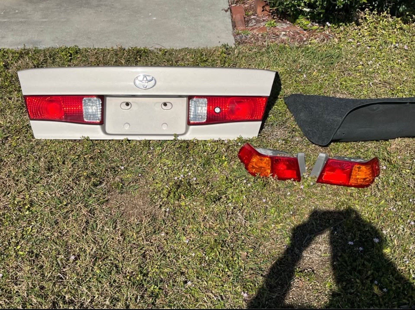 Toyota Camry Trunk Assembly With Tail Lights. 1997-2001, Gold Toyota Camry Trunk Assembly With Tail Lights. 1997-2001, Gold