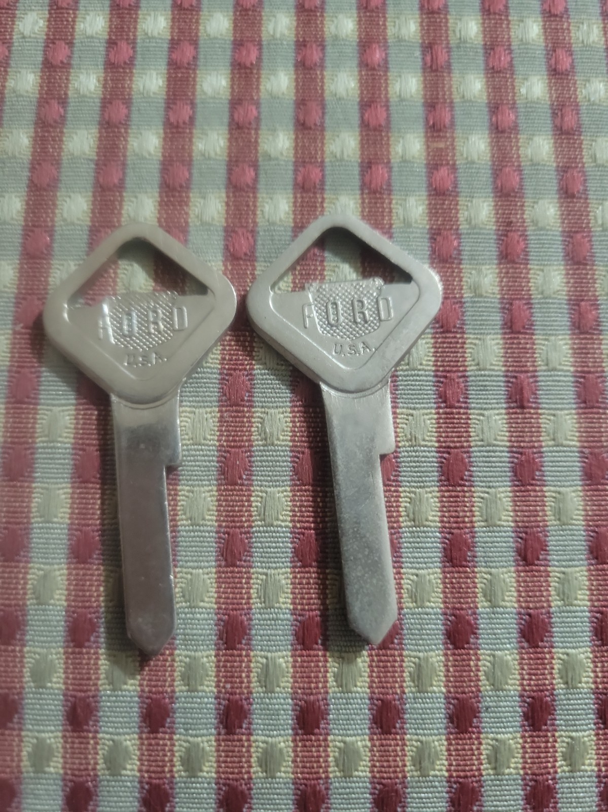Vintage NOS Ford Crest Shield Automotive Key Blanks USA Diamond Head Uncut Pair Vintage NOS Ford Crest Shield Automotive Key Blanks USA Diamond Head Uncut Pair