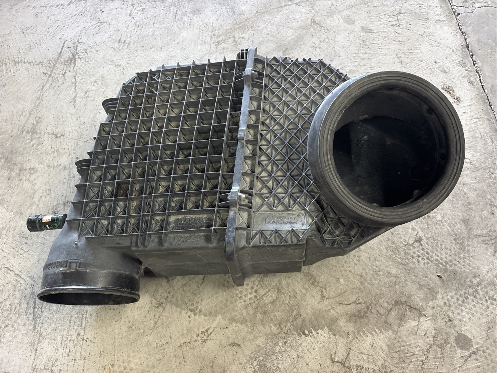 OEM Kenworth T680 Paccar Air Cleaner Assembly OEM Kenworth T680 Paccar Air Cleaner Assembly