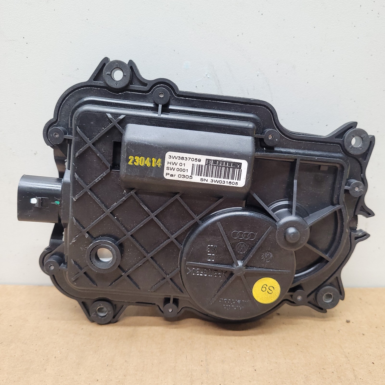 04-17 BENTLEY CONTINENTAL GTC LEFT DOOR DRIVE UNIT LOCK SOFT ACTUATOR MOTOR OEM 04-17 BENTLEY CONTINENTAL GTC LEFT DOOR DRIVE UNIT LOCK SOFT ACTUATOR MOTOR OEM