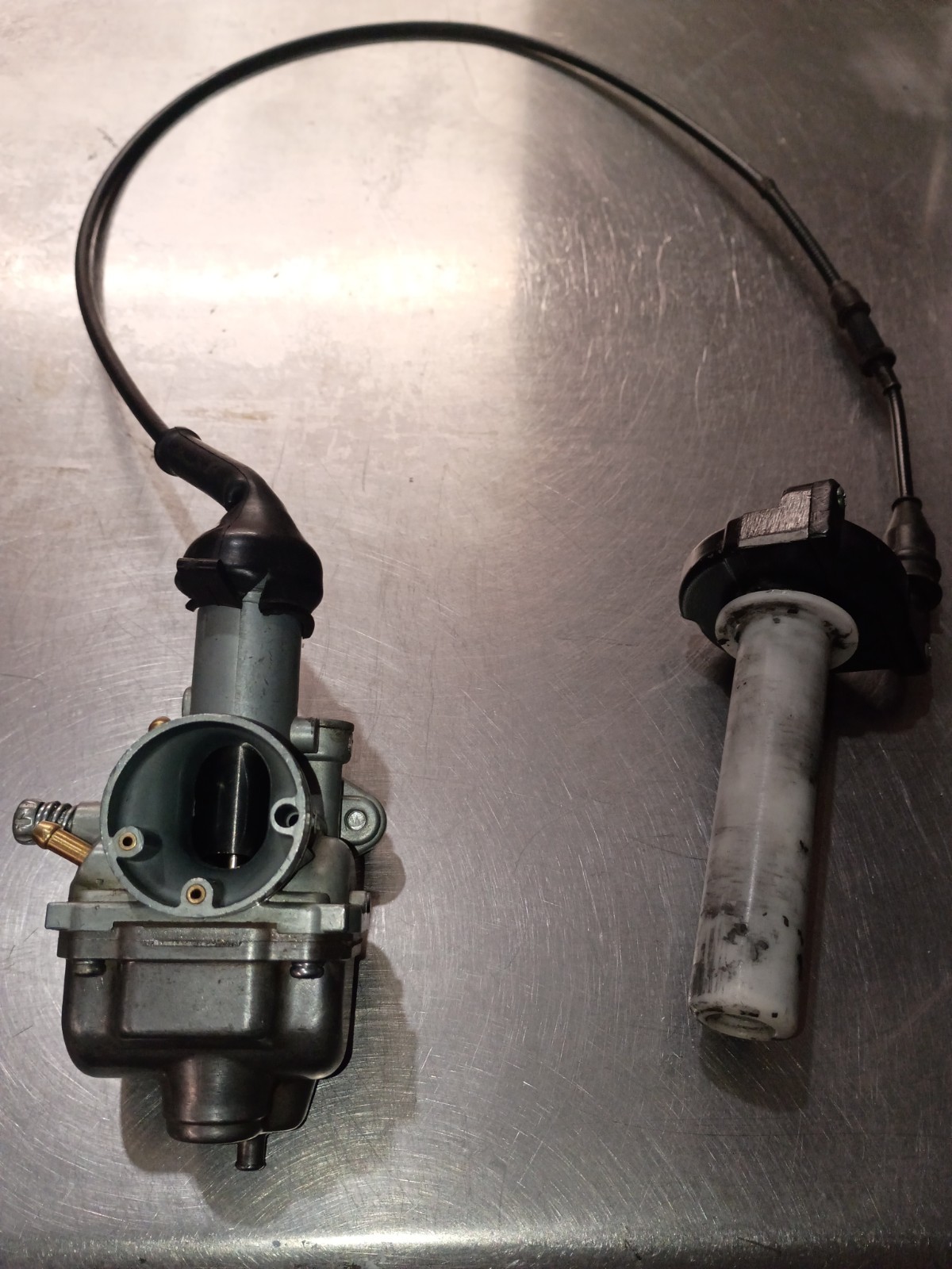 1983-1985 Yamaha 225DX Carb And Twist Throttle Assembly With Good Cable 1983-1985 Yamaha 225DX Carb And Twist Throttle Assembly With Good Cable