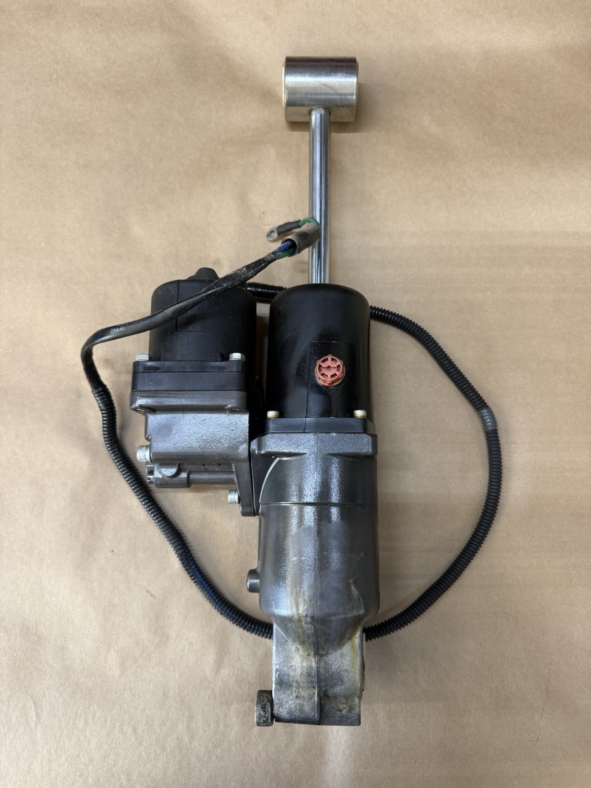 OEM SUZUKI 90 115 TILT / TRIM UNIT PN# 48400-90J00 (FOR PARTS) READ DESCRIPTION OEM SUZUKI 90 115 TILT / TRIM UNIT PN# 48400-90J00 (FOR PARTS) READ DESCRIPTION