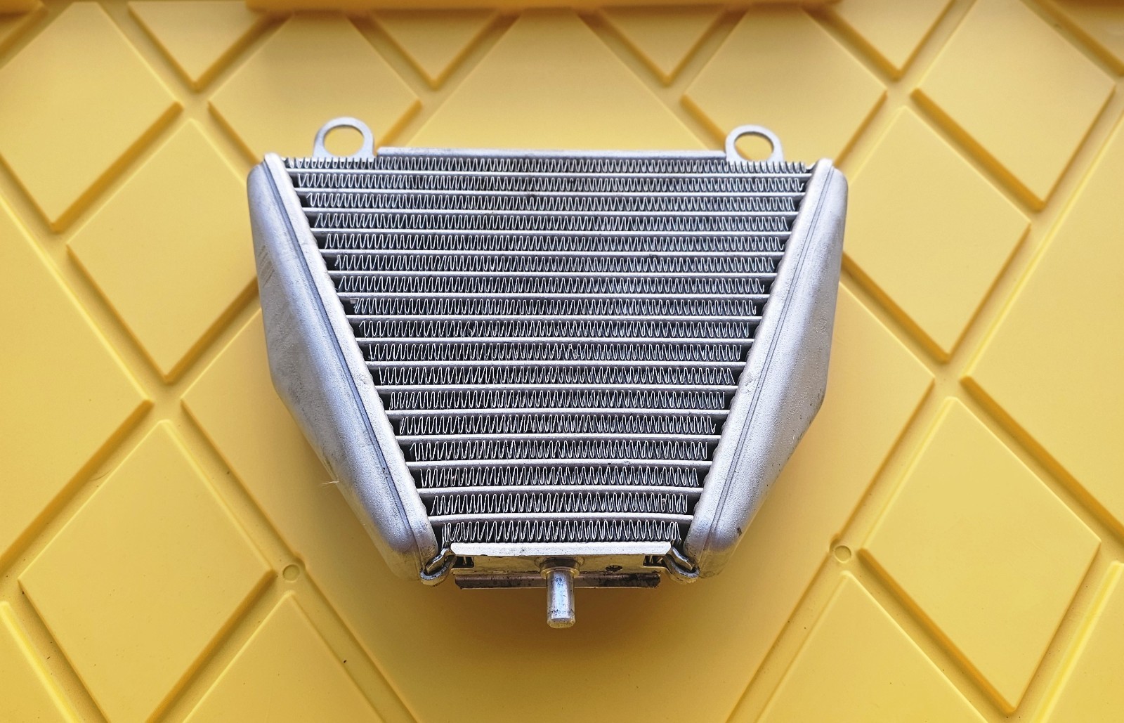 2018 - 2024 DUCATI PANIGALE V4S OIL COOLER LOWER RADIATOR ENGINE OEM *FLAT FINS*