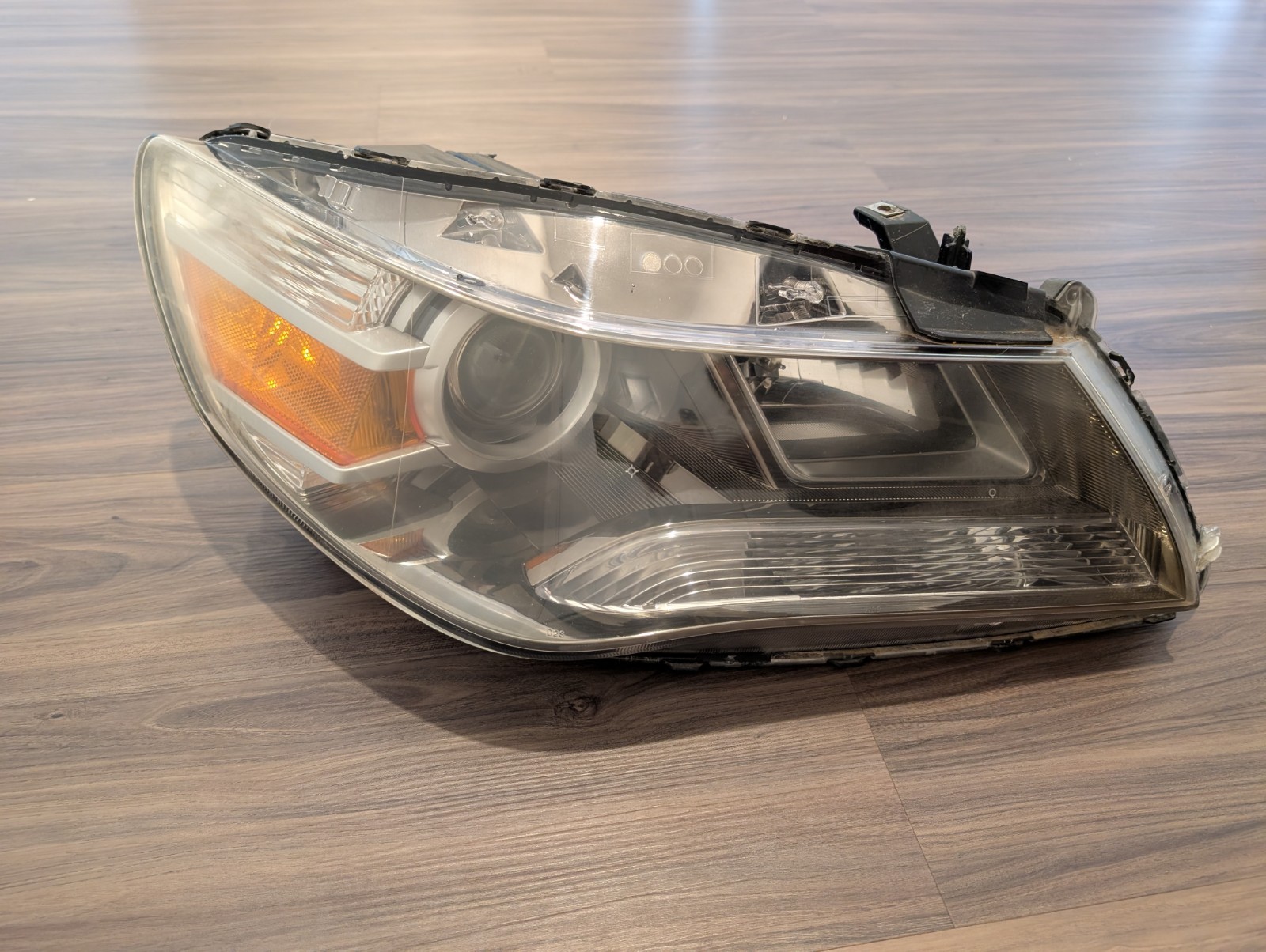 2009-2012 Acura RL Xenon Headlight Passenger Side OEM 2009-2012 Acura RL Xenon Headlight Passenger Side OEM
