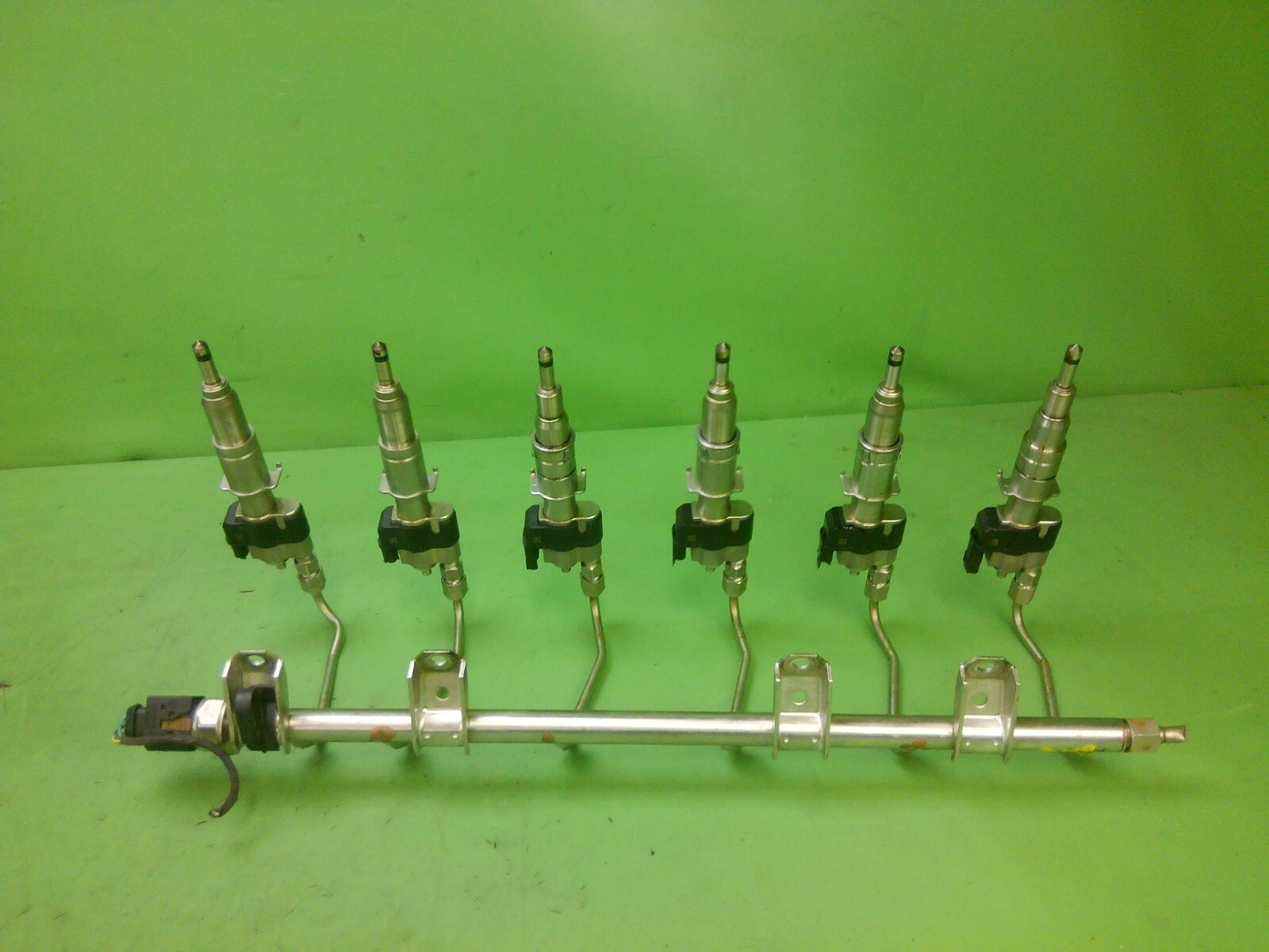 07-16 BMW 335I 535I 3.0L FUEL RAIL AND INJECTORS 13537565138 OEM