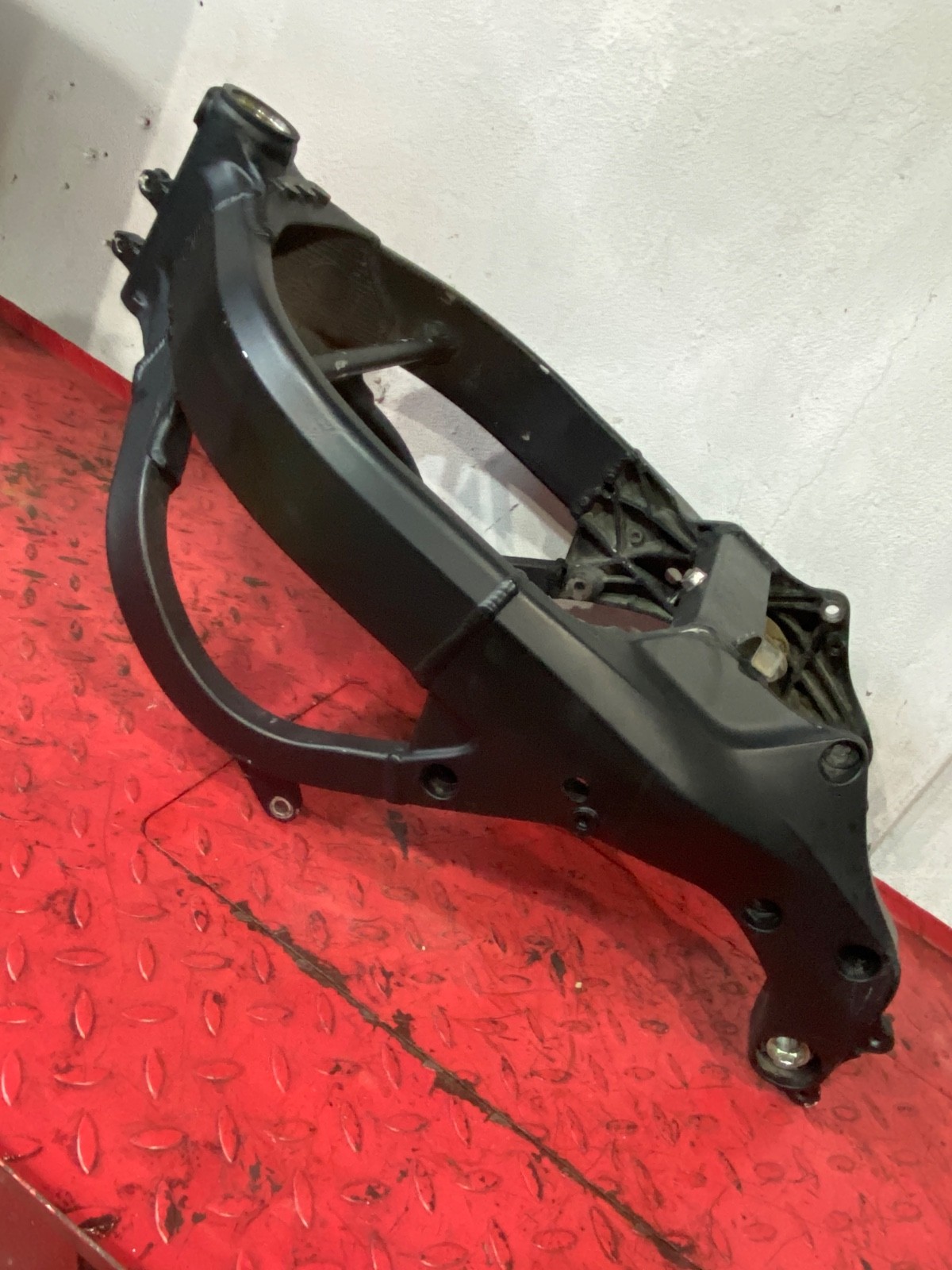 01-06 HONDA CBR F4i MAIN FRAME CHASSIS clean vin 01-06 HONDA CBR F4i MAIN FRAME CHASSIS clean vin