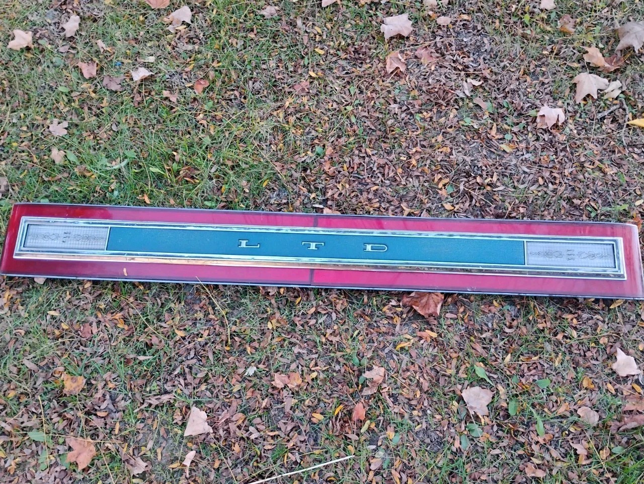 1975 1976 Ford LTD Reverse Reflector Rear Center Panel