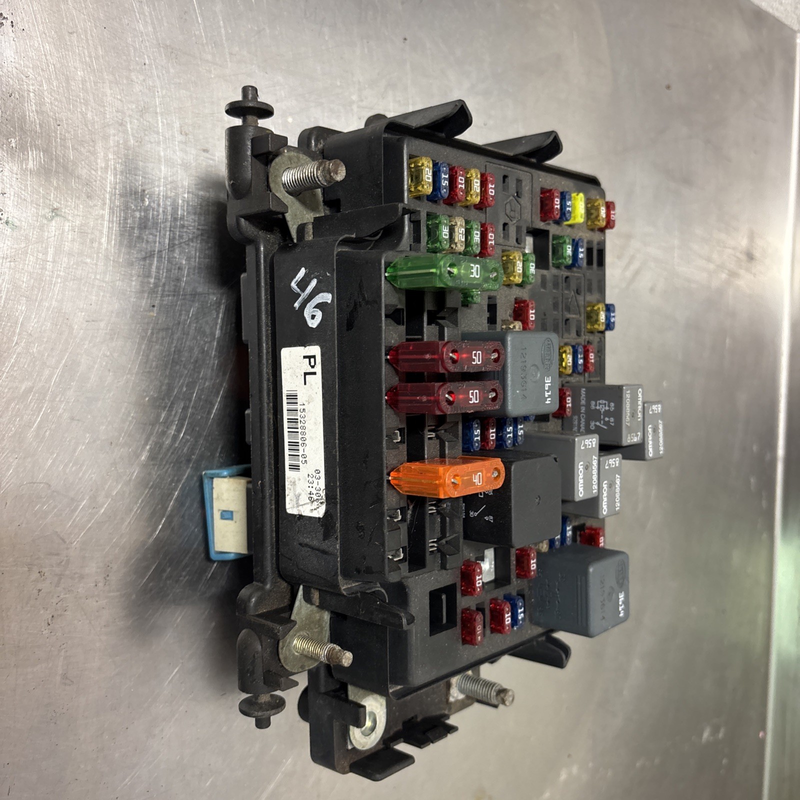 99-02 CHEVROLET SILVERADO 1500 ENGINE FUSE BOX BLOCK UNDER HOOD 15328806 #46 99-02 CHEVROLET SILVERADO 1500 ENGINE FUSE BOX BLOCK UNDER HOOD 15328806 #46